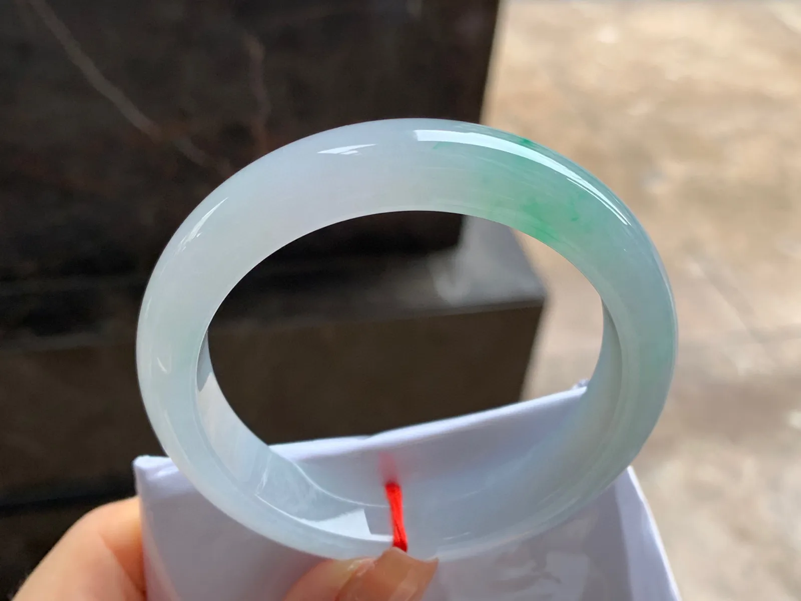 金丝绿手镯
尺寸：55.5-12.2-8.7mm
有种有色～很漂亮的料子上手好看