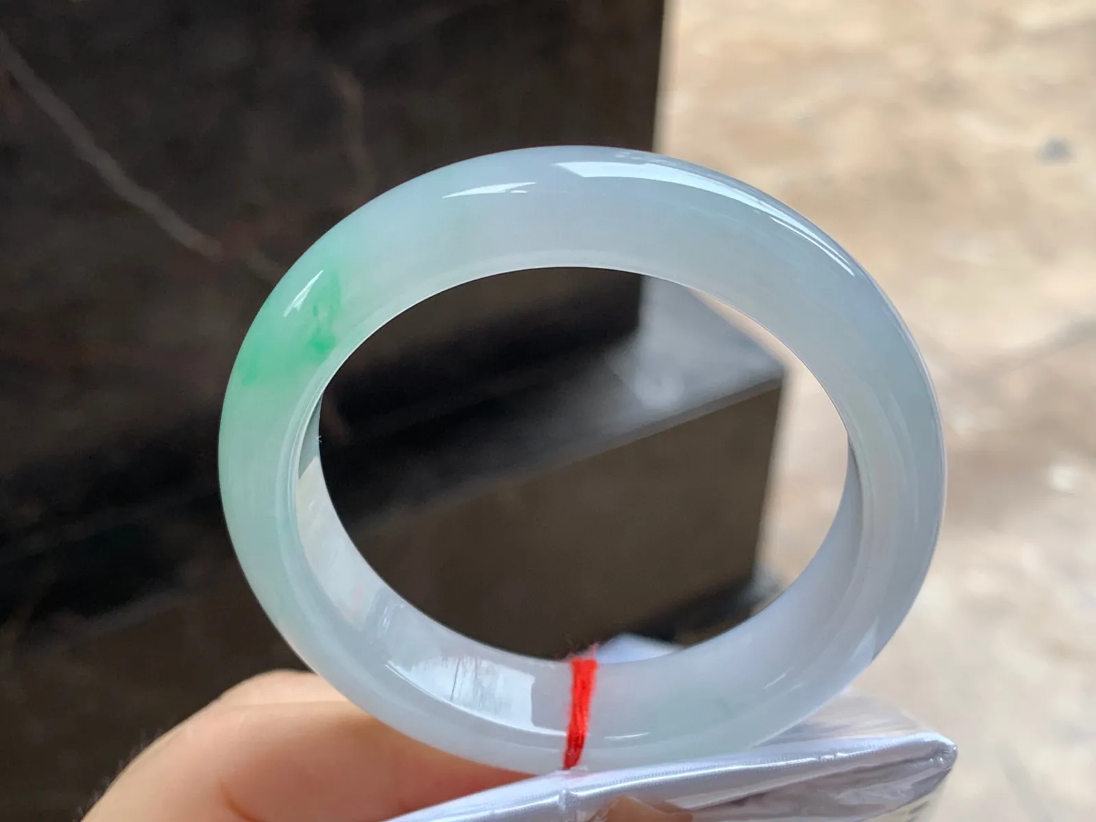 带色手镯
尺寸：51.9-12.8-8.2mm
底子细腻有种水～绿色点缀