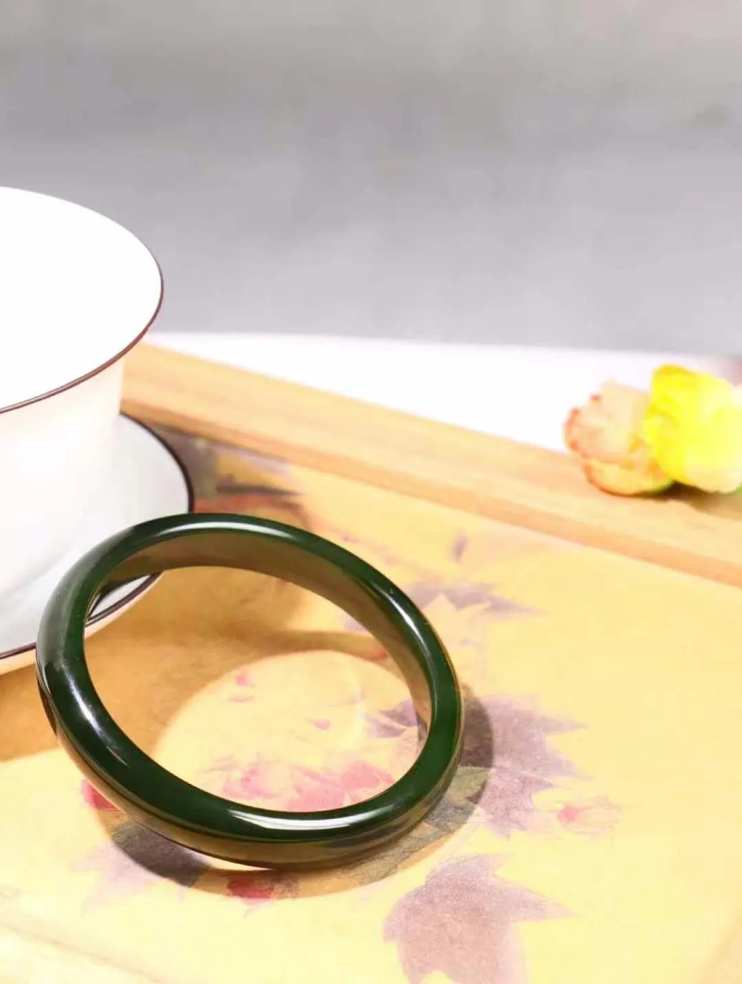 【碧波流转】

精品和田玉碧玉手镯，老料 红皮料 深菠菜绿 玉质细腻温润，带红皮，款式精美 美自天成