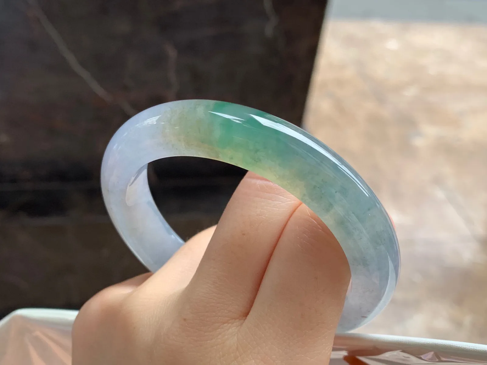 三彩特色镯
尺寸：58.2-12.2-9.5mm
水润十足～有特色的料子