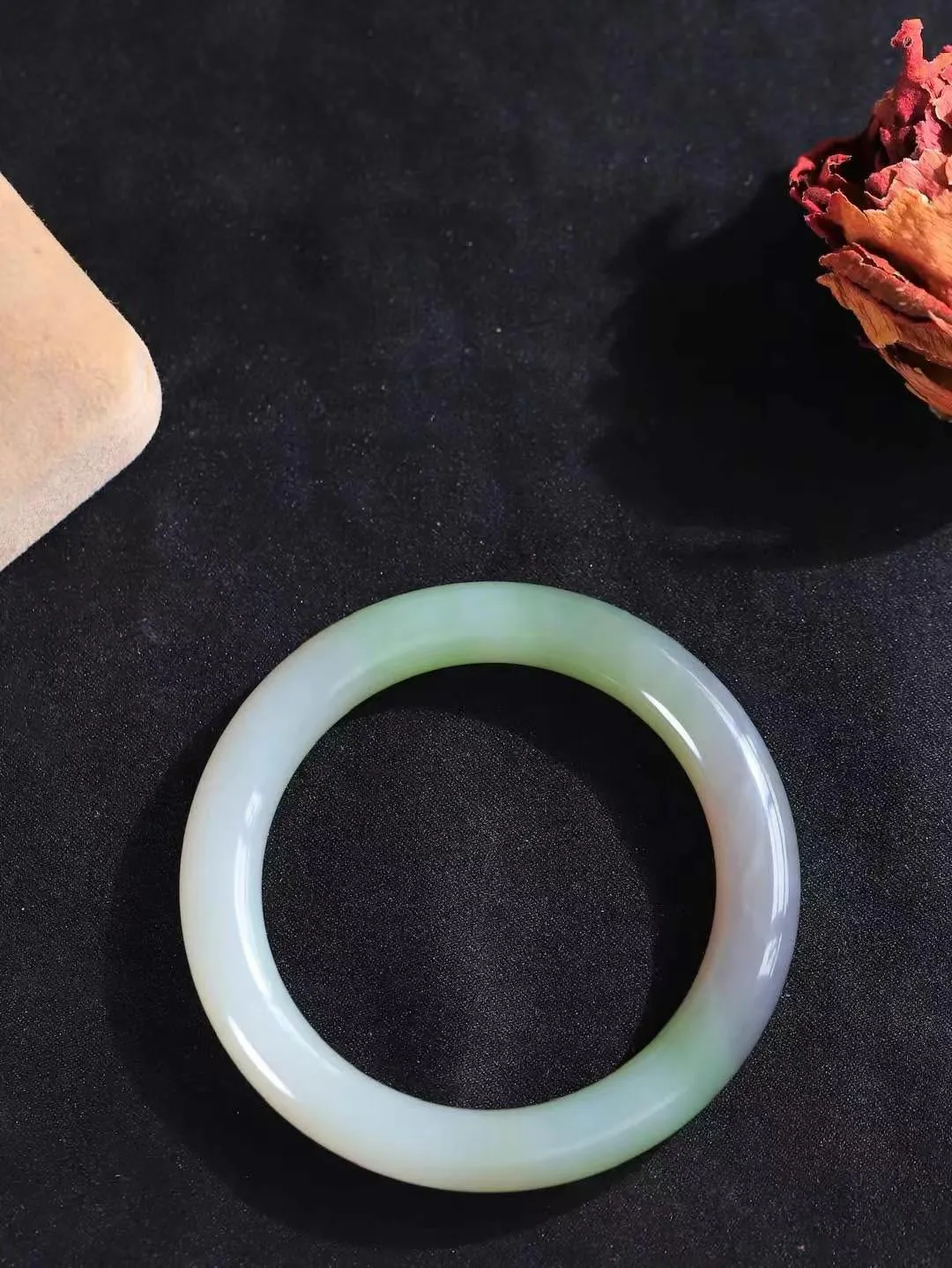 （一见倾心.手镯）

精品️和田玉三色圆条手镯，玉质温润细腻 油性十足 手感舒适，高华雅逸，线条流畅，简约大气，美自天成，素雅高贵。佩戴于腕间，婉约之美，举手投足间透出那低调奢华。重49.3克  尺寸55-10-10mm  5660230A