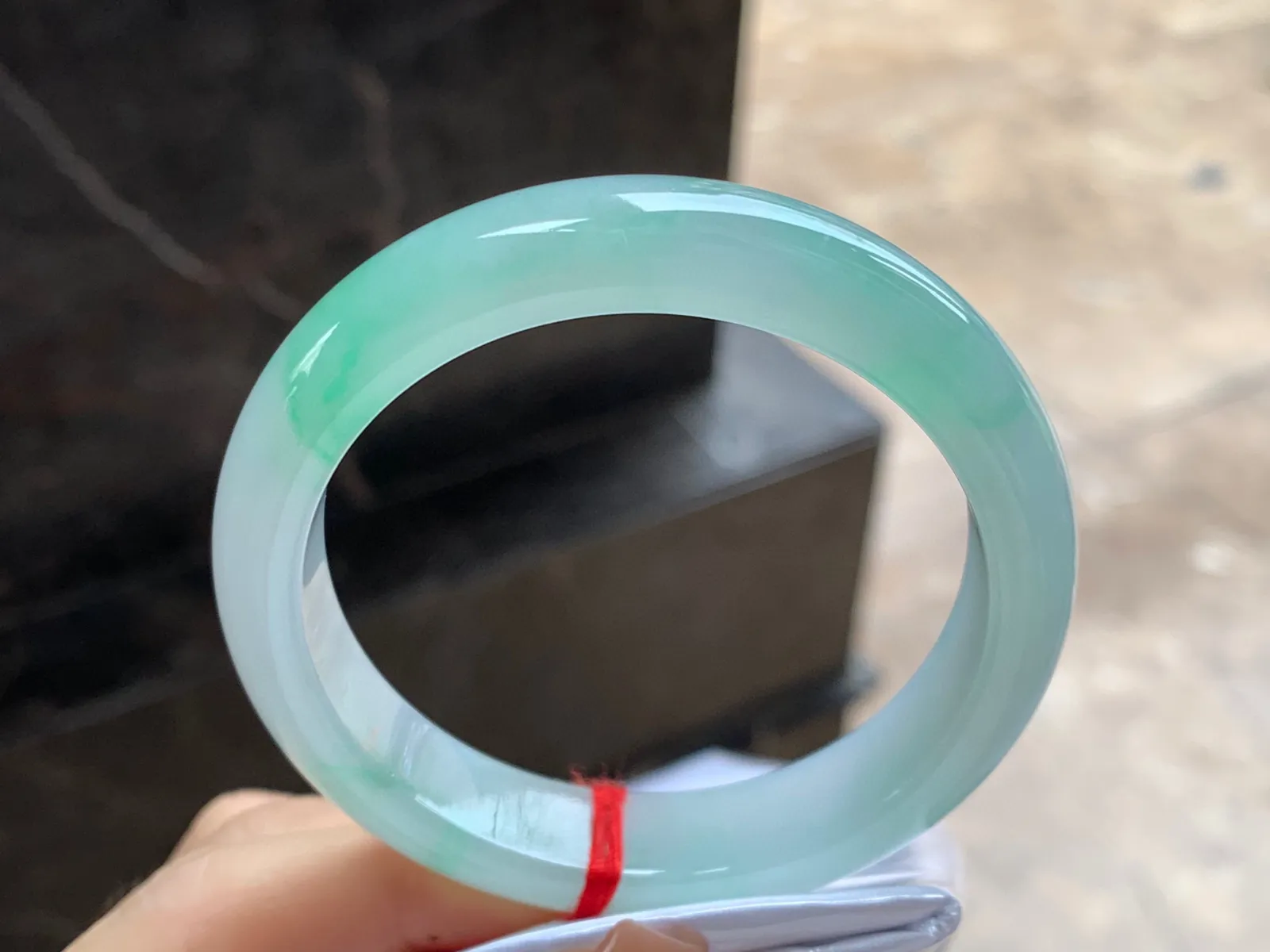 冰飘绿手镯
尺寸：54-12.3-7.8mm
有种有色～甜甜的料子上手美丽 推荐哦