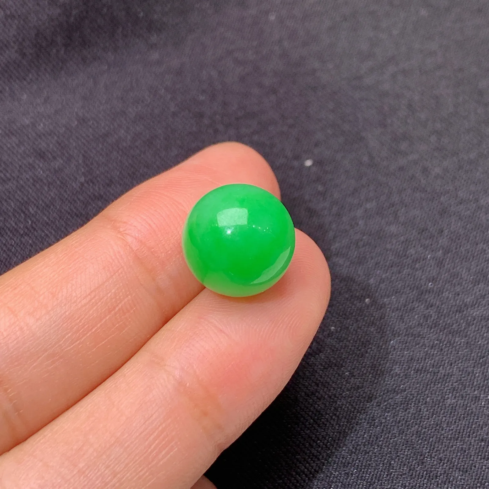 翠绿圆珠，镶嵌佳品，冰润色阳，种水足 直径11.1