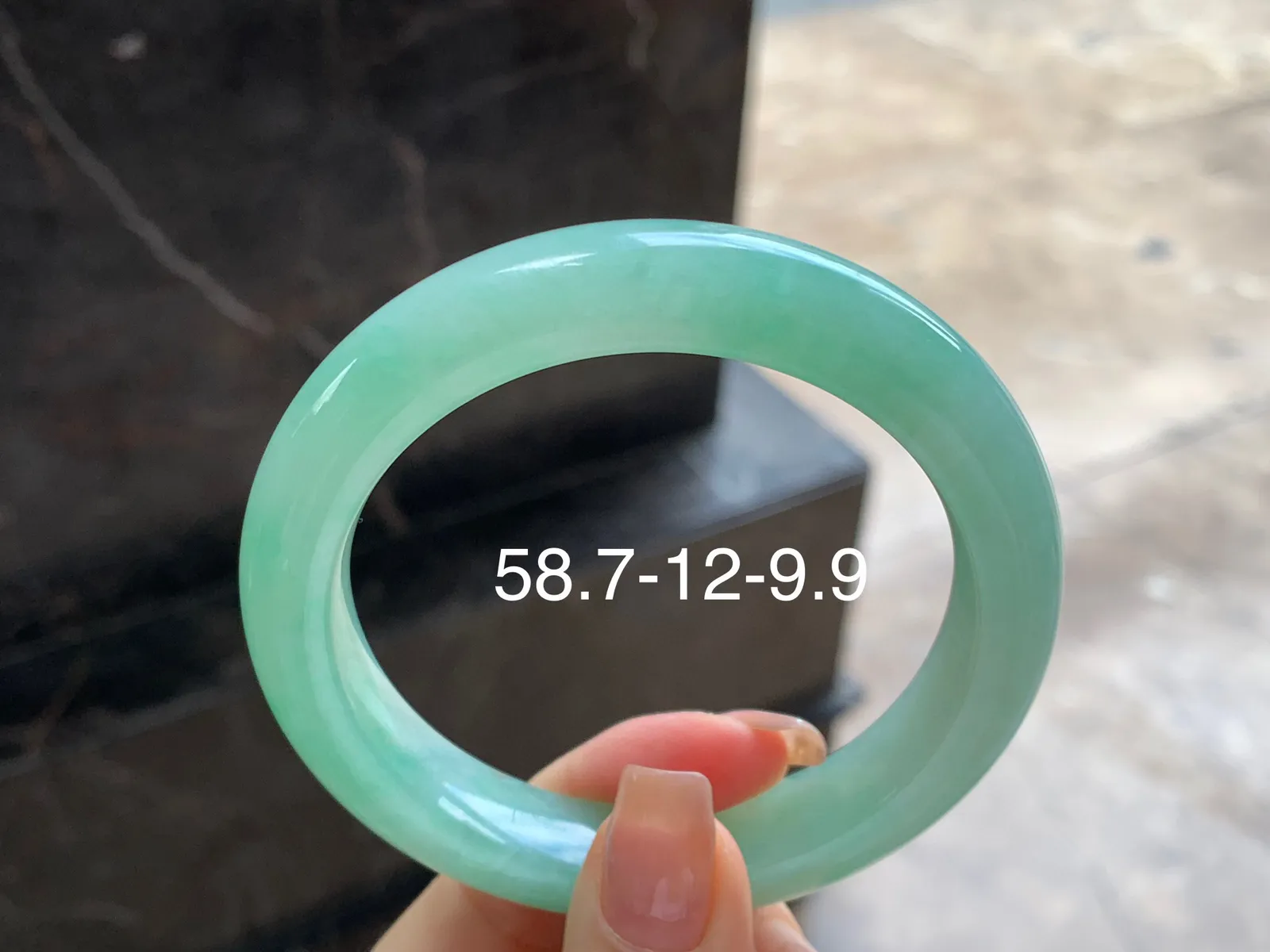 带色手镯
尺寸：58.7-12-9.9mm
底子细腻干净～有种有色 上手好看 性价比哦