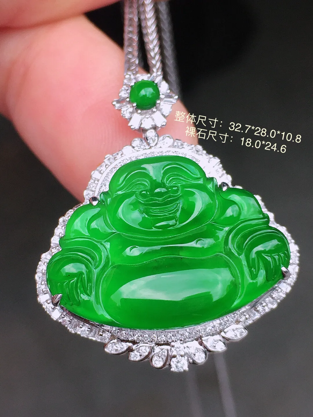 阳绿佛公吊坠，色泽均匀艳丽，玉质细腻，荧光感超
强，饱满水润，气质满满。18k
金豪华镶嵌
