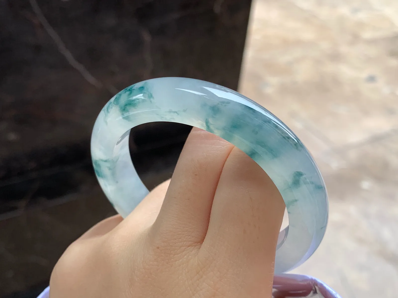 冰种飘花手镯
尺寸：56.4-12.2-9.3mm
冰味十足～飘花浓郁