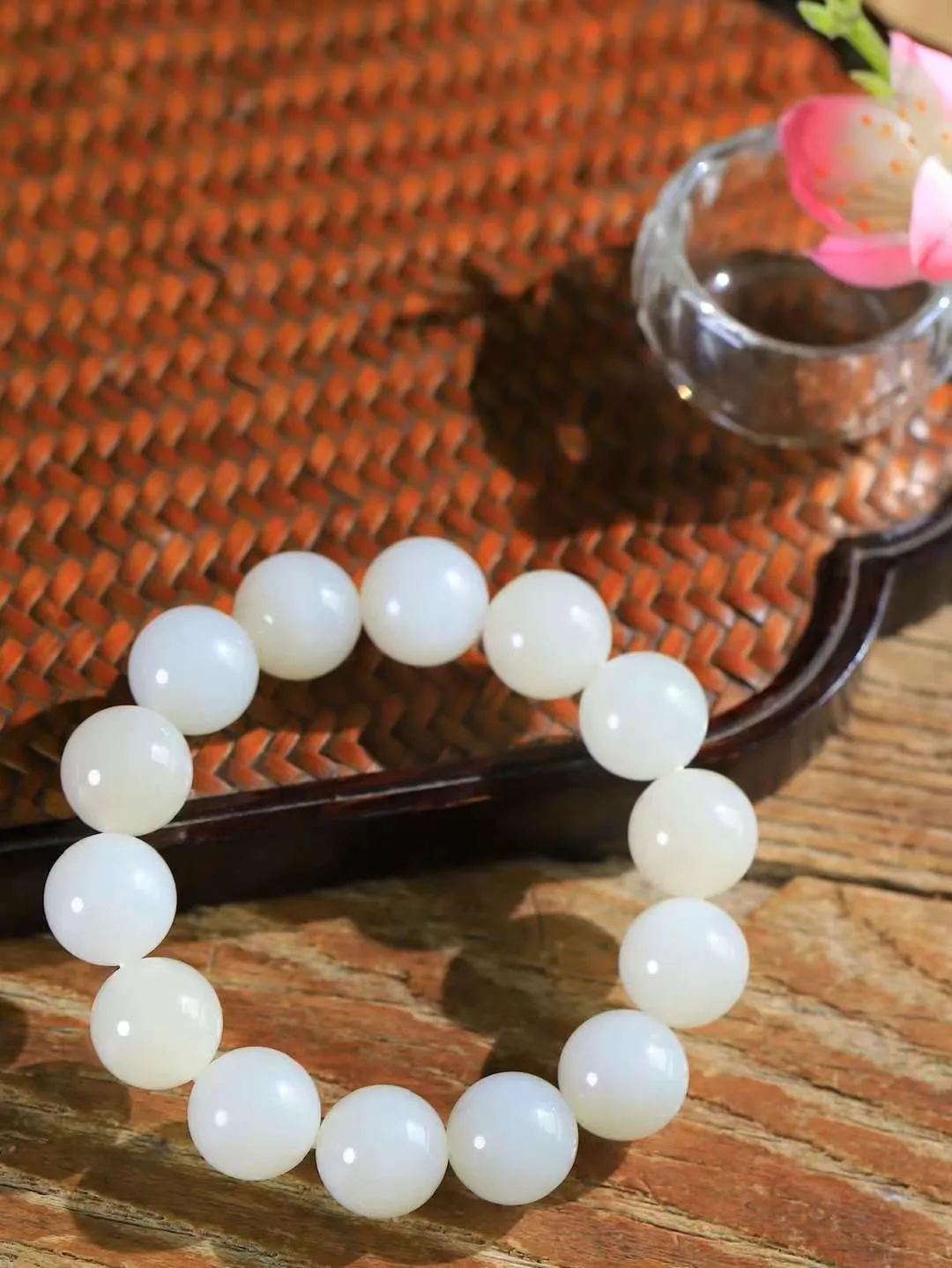 【腕间风华.手串】

货头精选 和田玉白玉手串，天然纯净，玉质细腻，圆润如珠，佩戴于腕间，尽显高贵气质。无论是日常搭配还是重要场合，都是您优雅风范的点睛之笔。重59.5克  尺寸取一14mm  2160254T