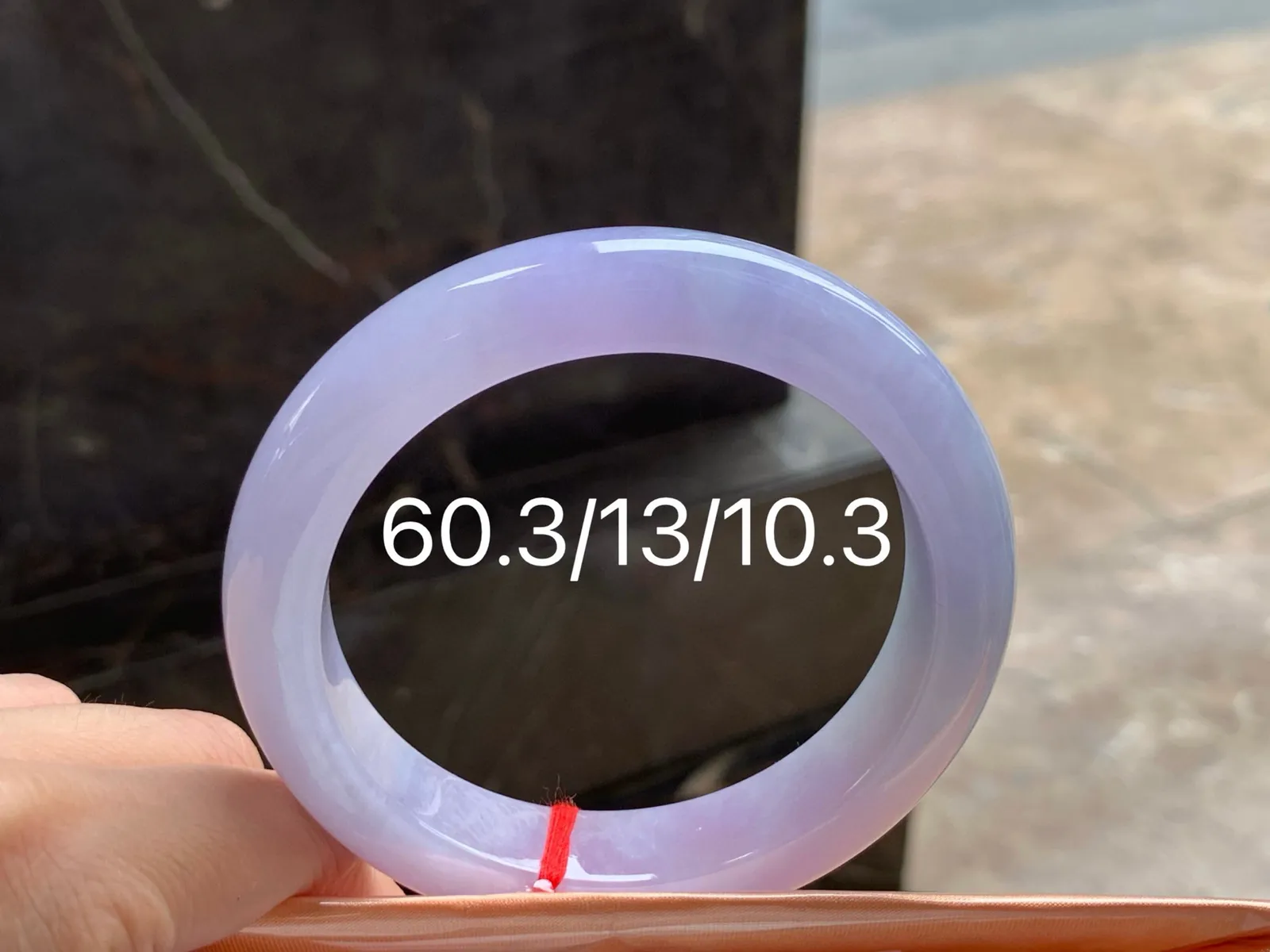 糯种春色大圈手镯
尺寸：60.3-13-10.3mm
颜色浓郁～大圈口上手漂亮