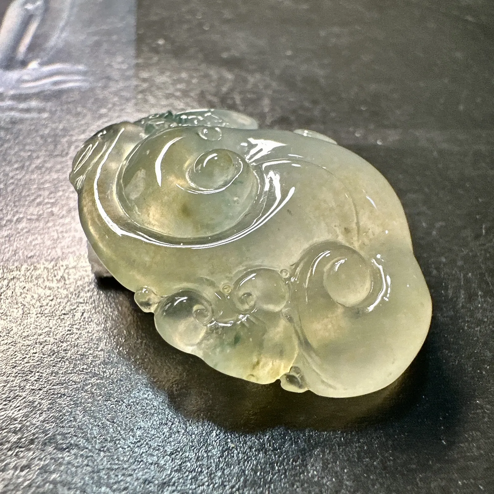 【冰种黄翡如意】质地细腻，冰度很足，饱满度很好，上面雕刻一鸣惊人