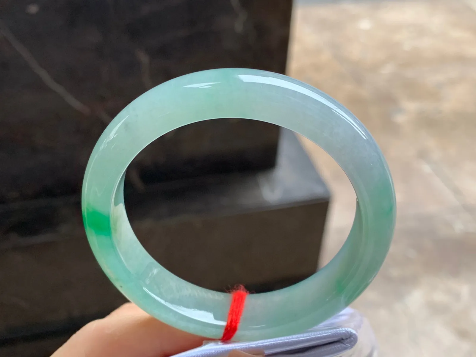 带色手镯
尺寸：56.8-13.5-8.8mm
有种有色～绿色点缀上手好看