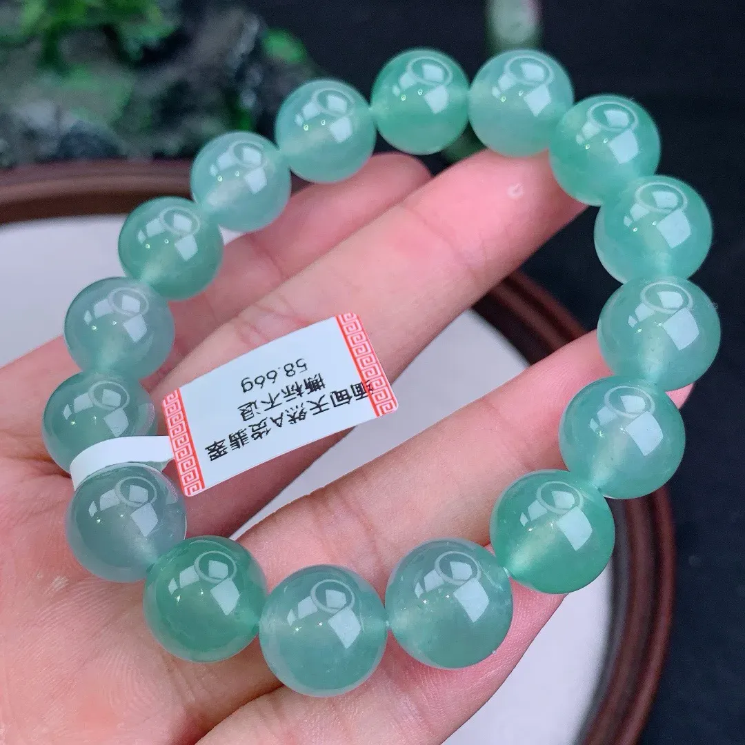 天然A货翡翠冰满色圆珠手串
尺寸12.8mm   重58.66g