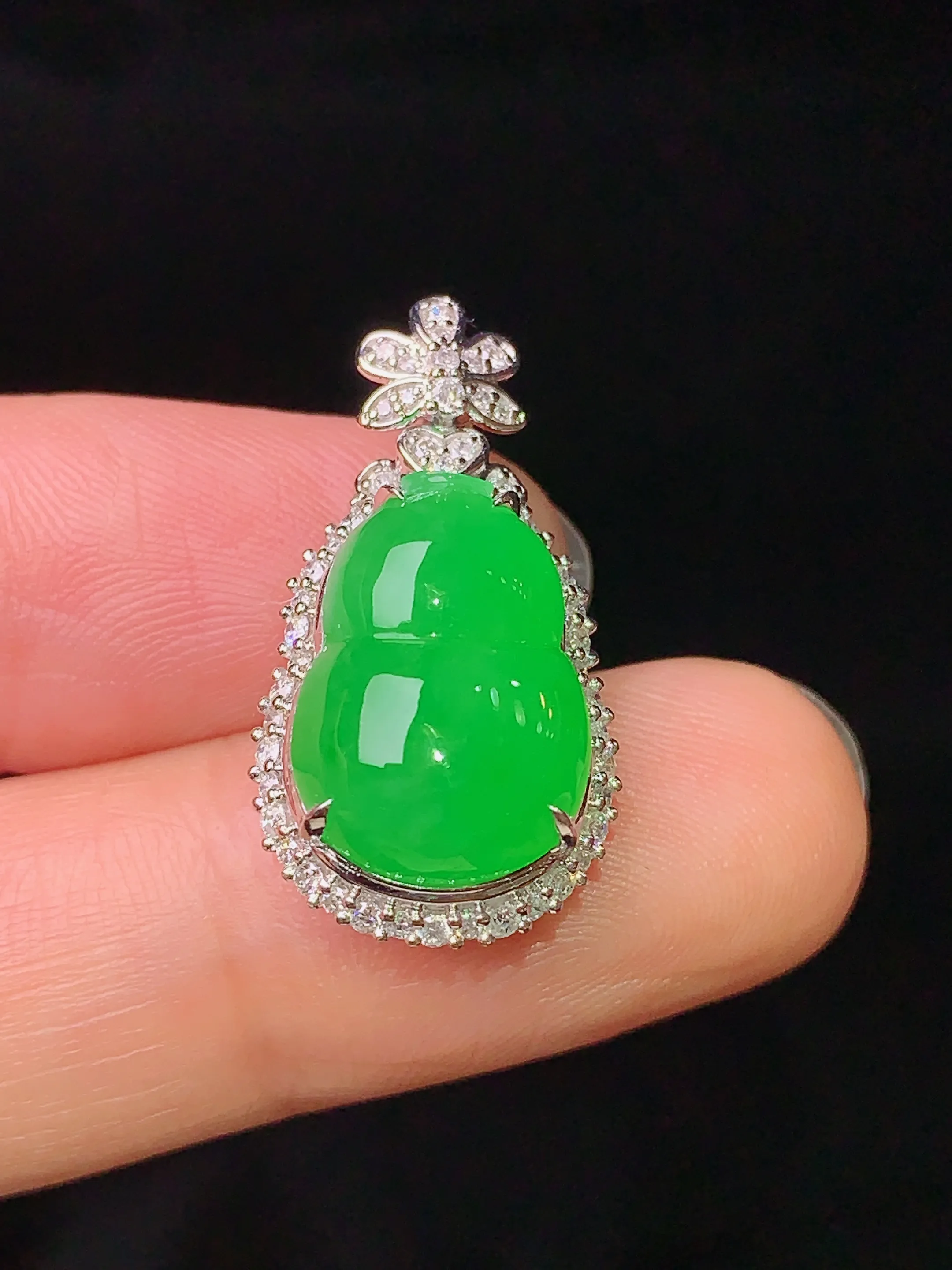 18k金钻镶嵌满绿葫芦吊坠 玉质细腻 色泽艳丽 整体尺寸25*13.1*9.3