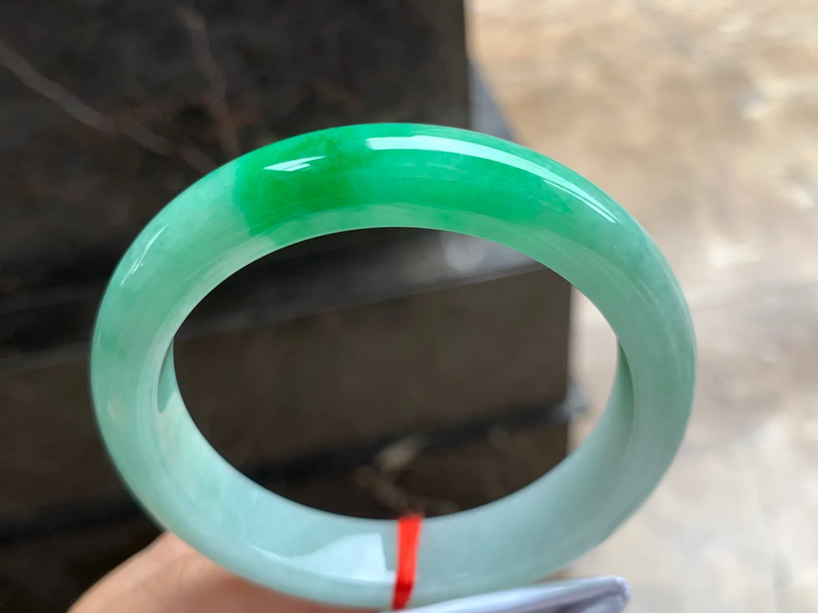 58.5-12-9mm
带色手镯 底子细腻 颜色辣绿