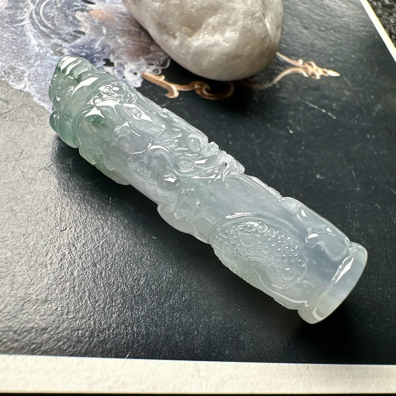 【冰糯飘花龙柱】很少见的题材，巧雕龙头，颇有特色。细节雕刻到位，推荐入手