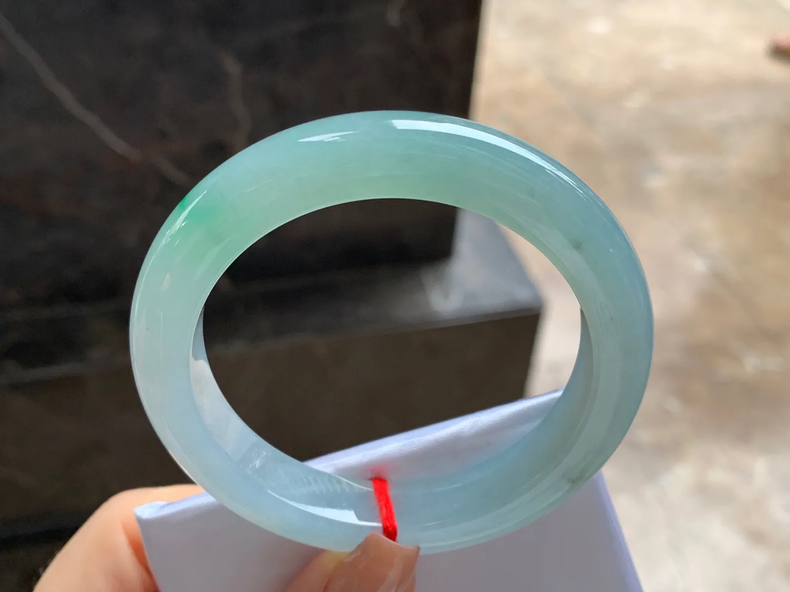 阳绿色手镯
尺寸：55.6-11.3-9.6mm
有种有色～上手好看