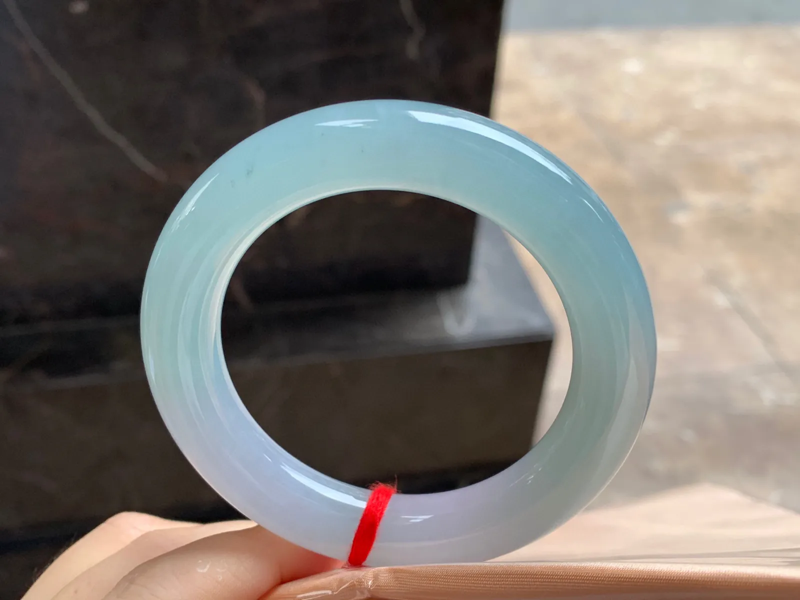 晴水圆条手镯
尺寸：55-12.3mm
种水好 纯纯的
