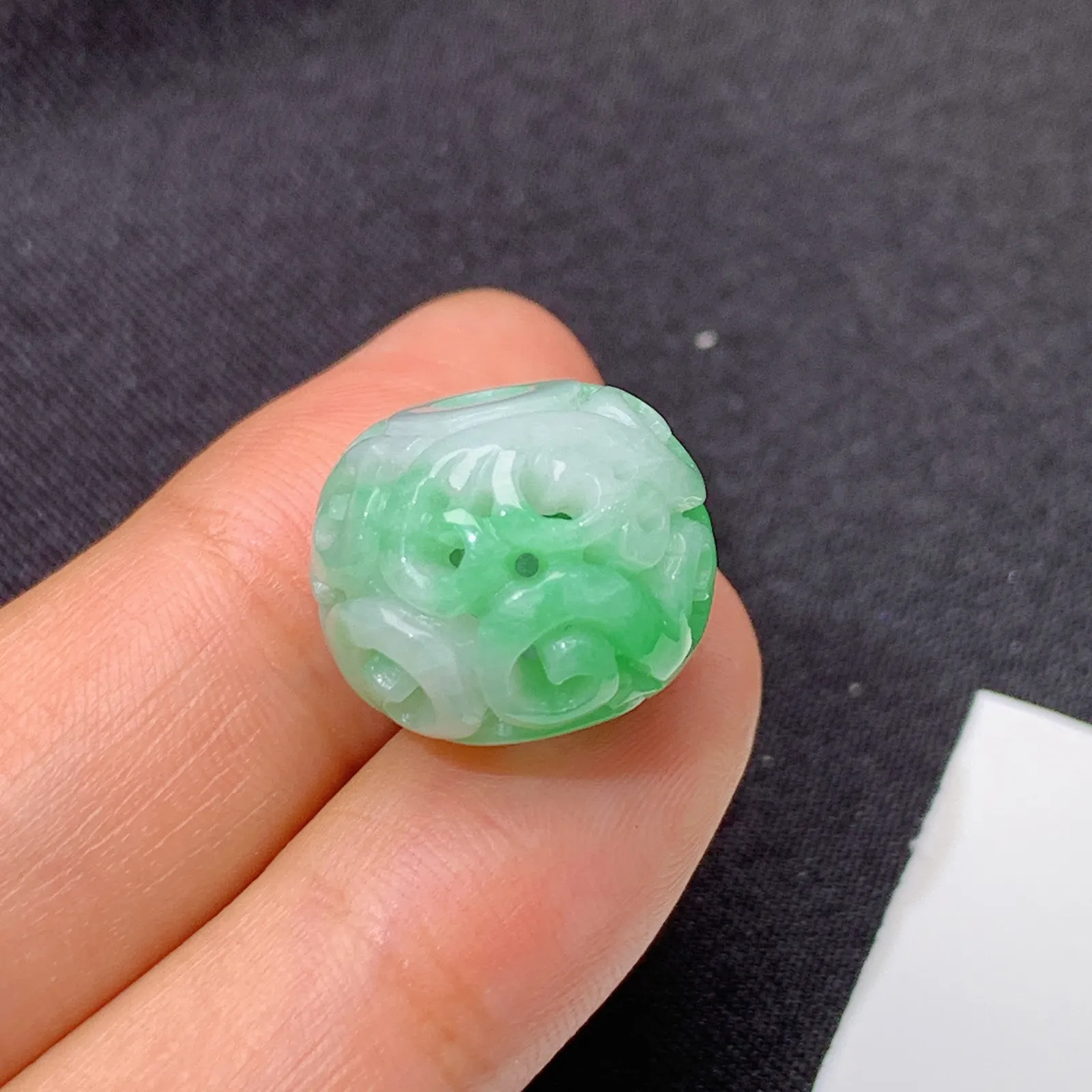 飘绿雕花路路通，镶嵌佳品，冰润色阳，种水足 尺寸15.3*12.6