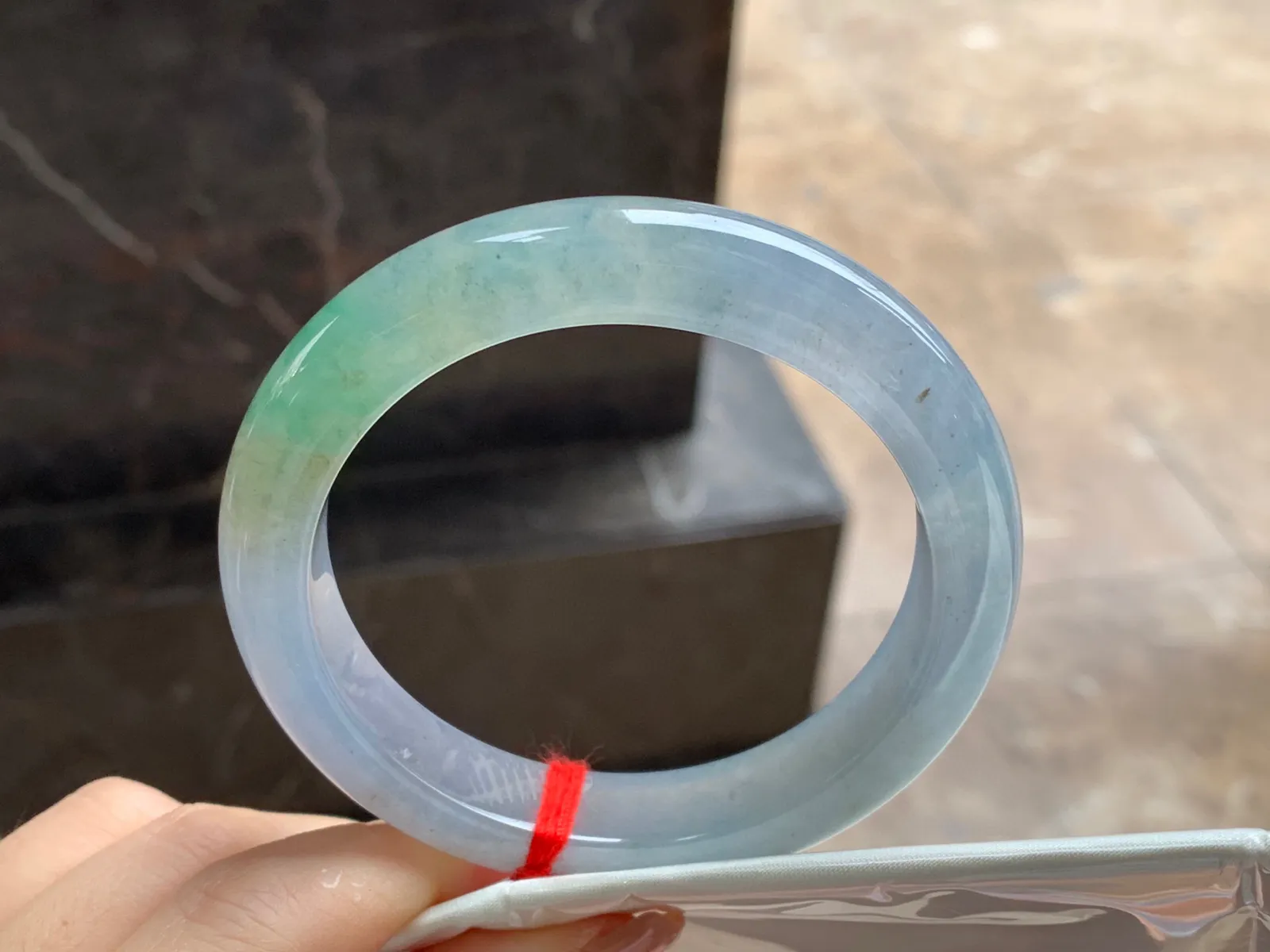 三彩特色镯
尺寸：58.2-12.2-9.5mm
水润十足～有特色的料子