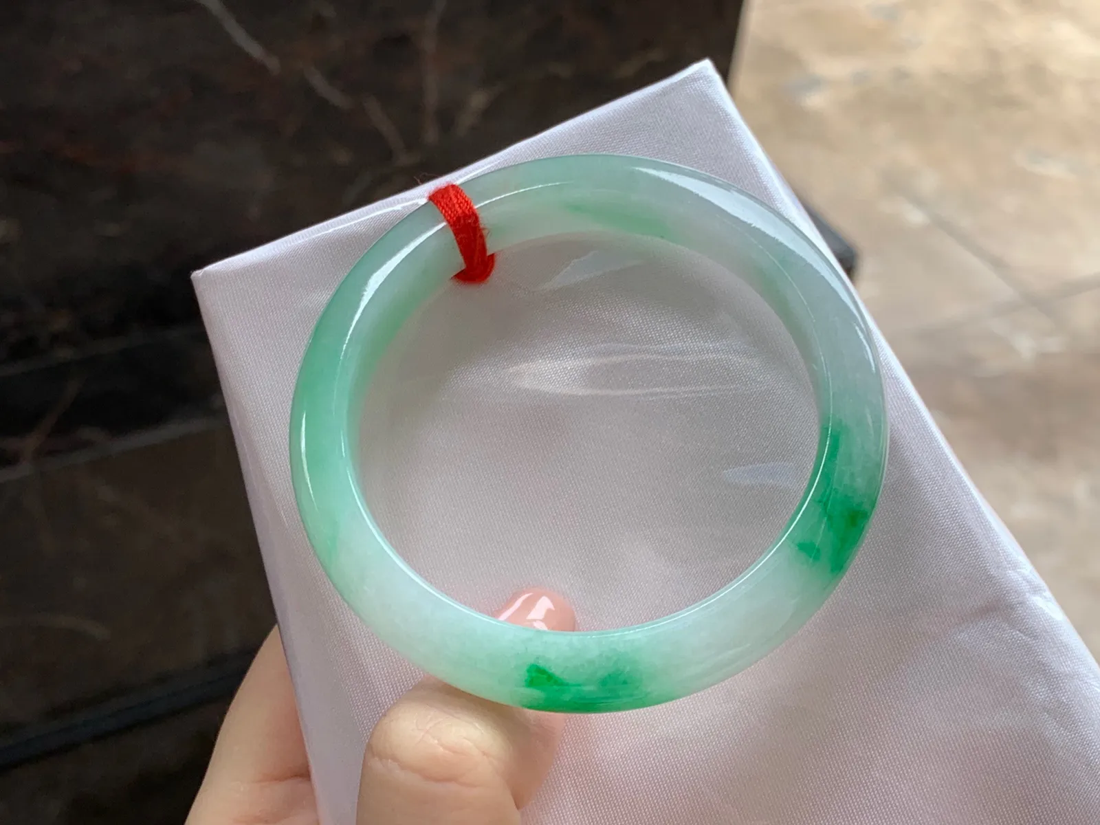 阳绿色手镯
尺寸：55.1-10.1-7.8mm
底子细腻白净～阳绿色点缀