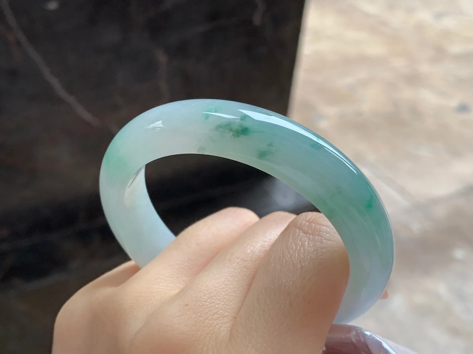 冰种飘花手镯
尺寸：56.2-12.1-9.3mm
冰味十足～飘花浓郁