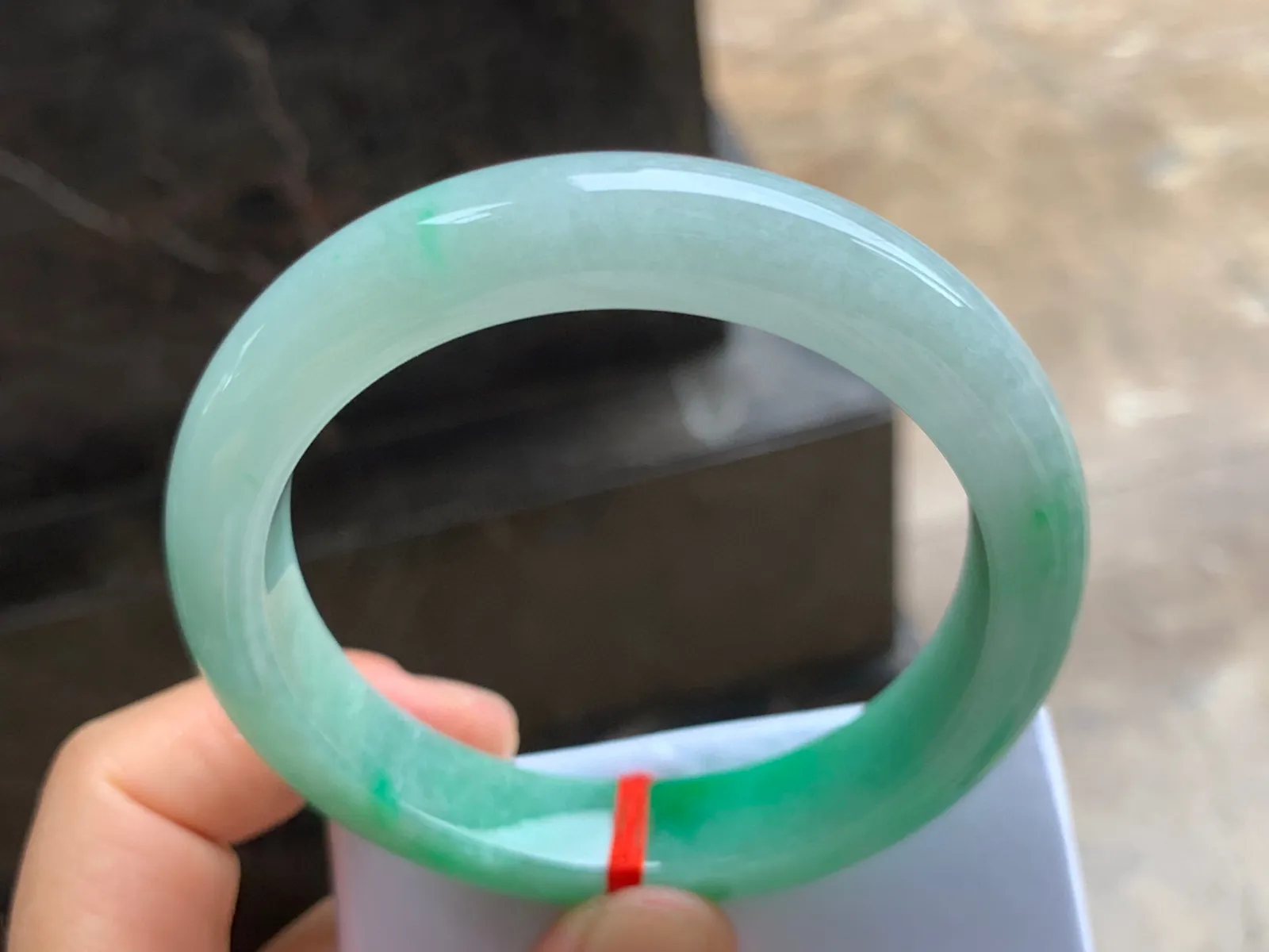 58.5-12-9mm
带色手镯 底子细腻 颜色辣绿