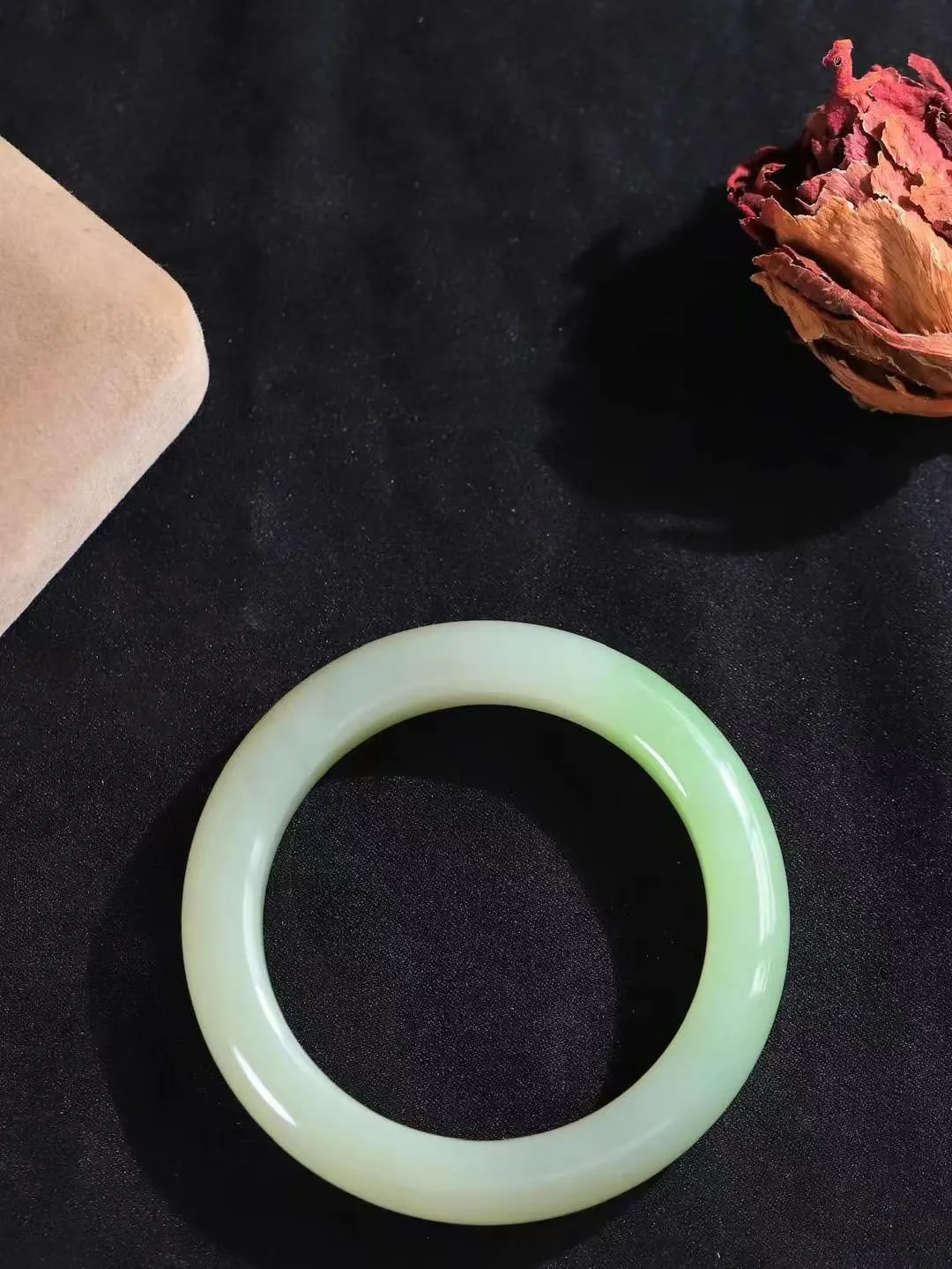 【翠色怡人.手镯】

收藏级臻品和田玉翠青手镯，精品超级美镯，玉质细腻饱满，️温润脂香，仙雾缥缈，怡静如画，意蕴十足～，戴于腕间，神秘与高贵并存，给人以出尘的风雅，优美脱俗，气质非凡。重75克 内径58.5mm尺寸13.2-10.4mm1960243A