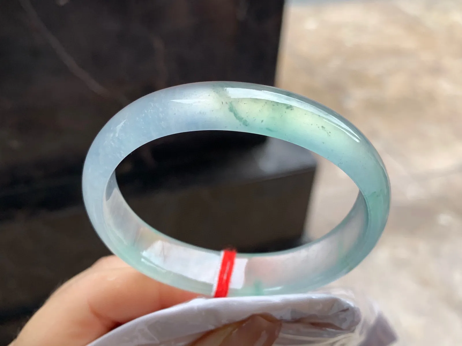高冰种飘花贵妃镯
尺寸：56.3-13.4-6.3mm
整圈冰透起荧光～正圈53 54 55可以戴贵妃镯，推荐