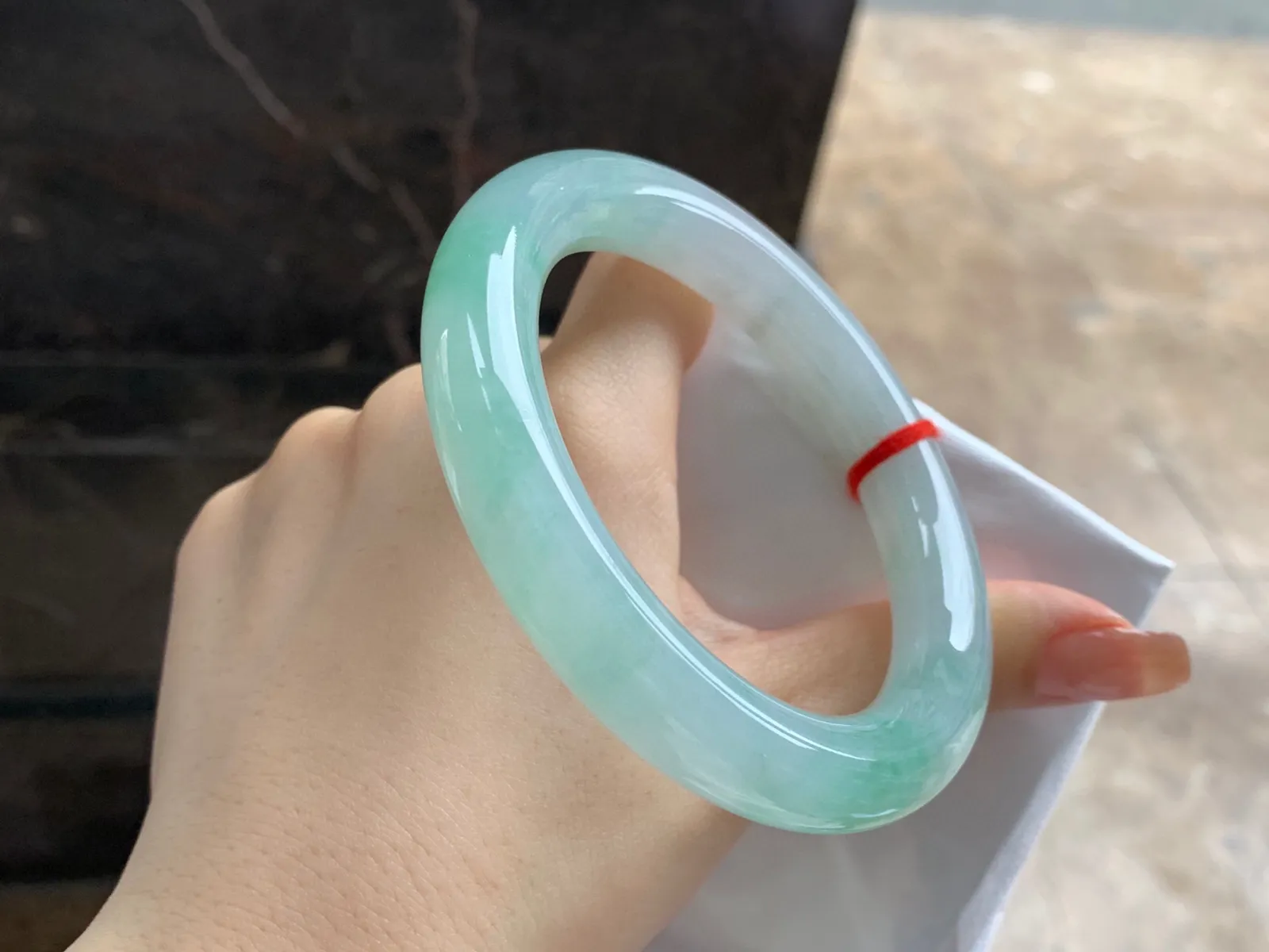 带色圆条手镯
尺寸：59.2-11.5mm
有种有色～甜甜的料子