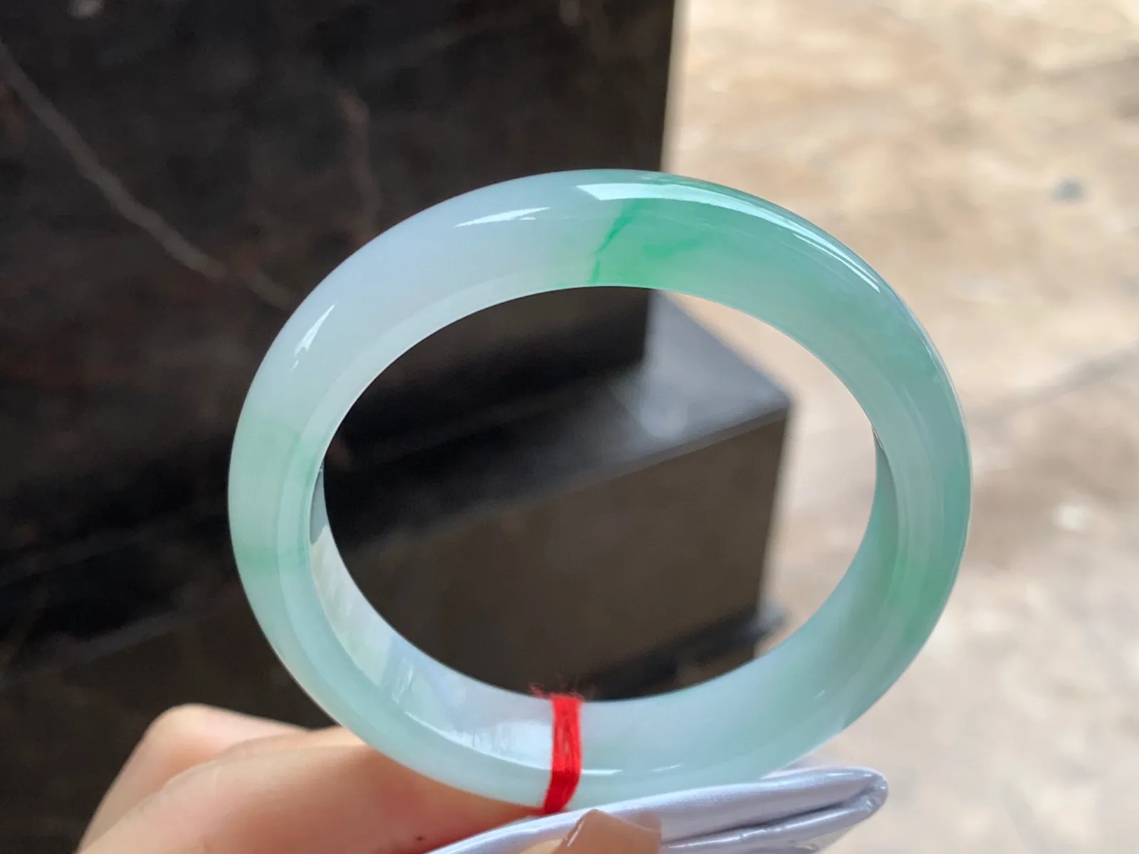 冰飘绿手镯
尺寸：54-12.3-7.8mm
有种有色～甜甜的料子上手美丽 推荐哦
