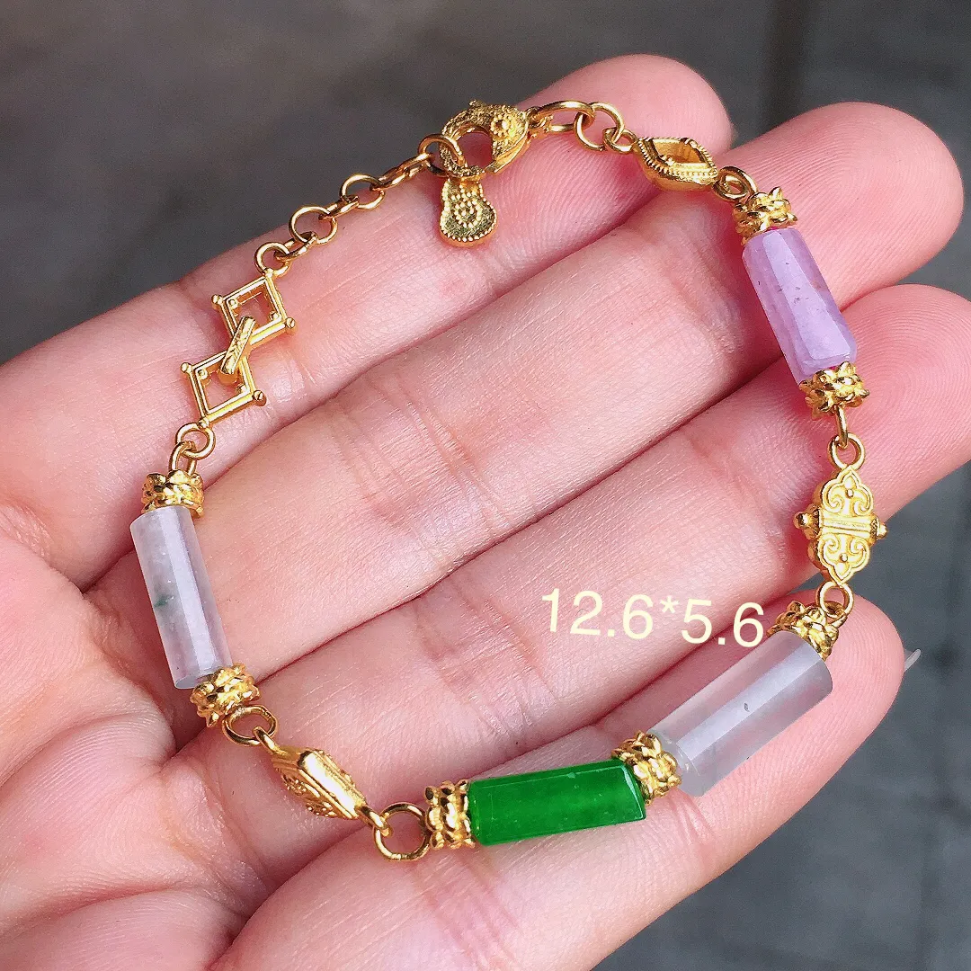 三彩特色手链，色泽均匀艳丽，玉质细腻，荧光感超
强，饱满水润，气质满满。18k
金豪华镶嵌