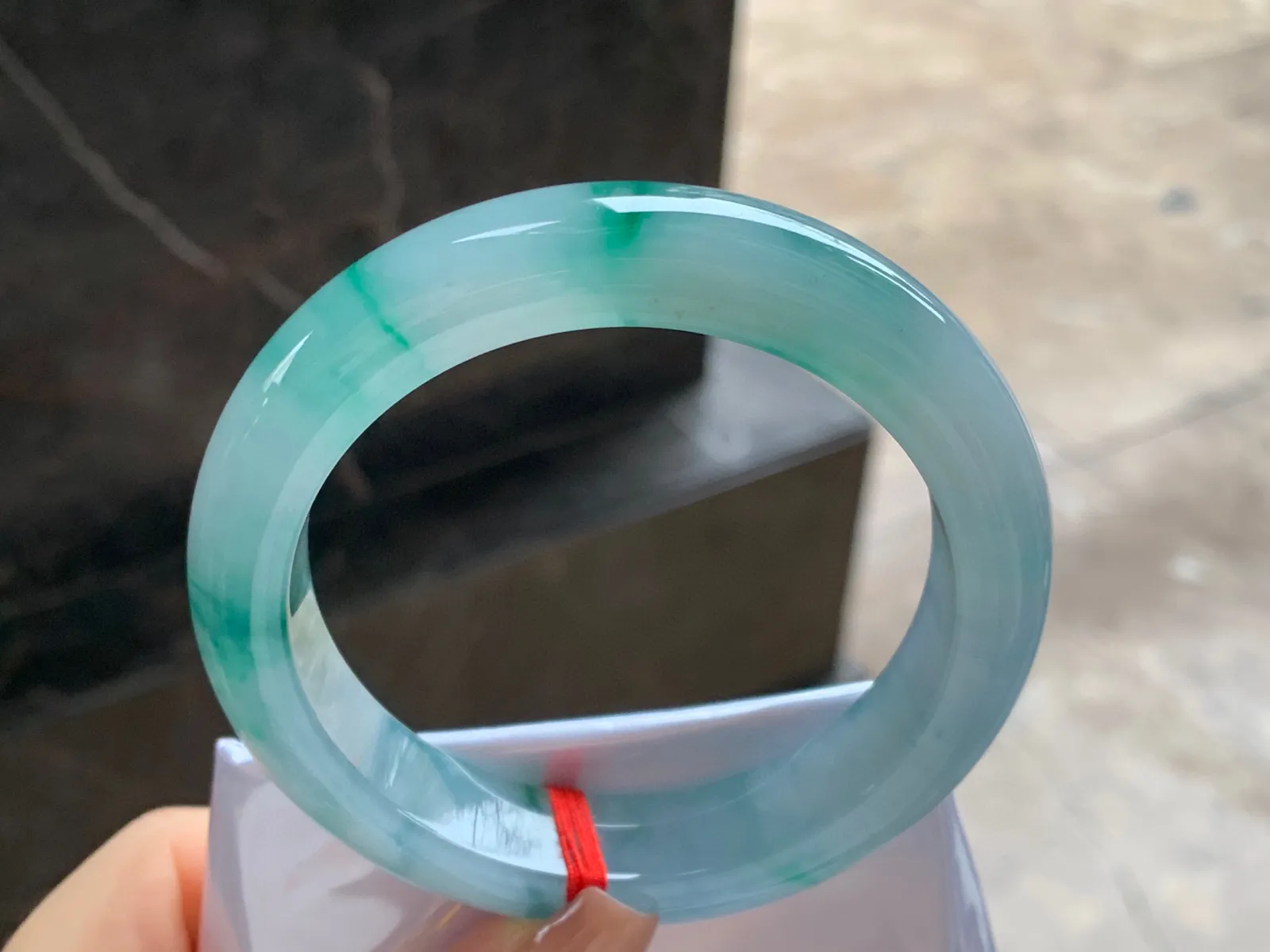 冰飘绿手镯
尺寸：58.5-13.2-9.2mm
有种有色～版型优秀 实物好看