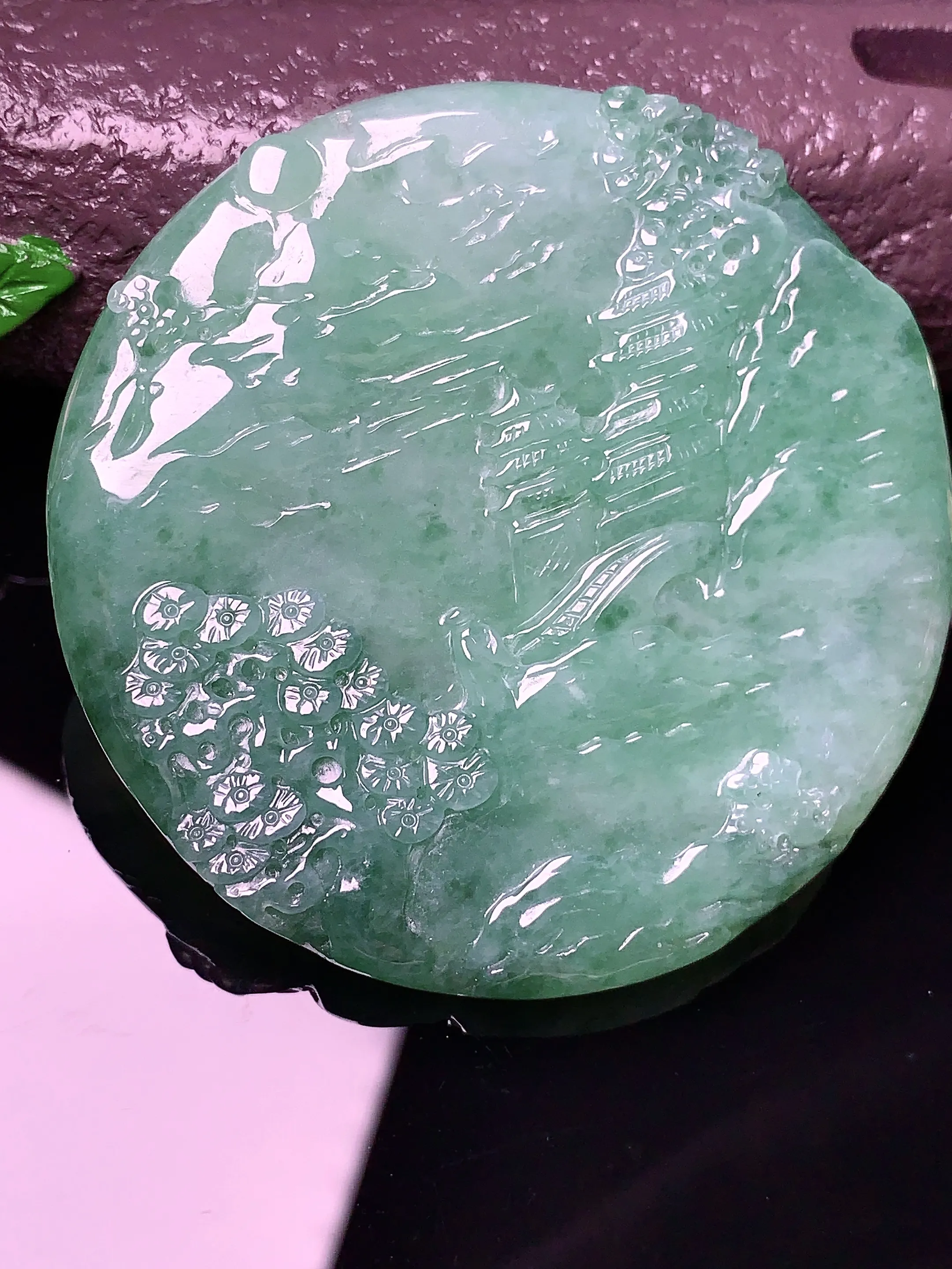 飘绿山水牌吊坠 玉质细腻 色泽艳丽 整体尺寸55*5.6