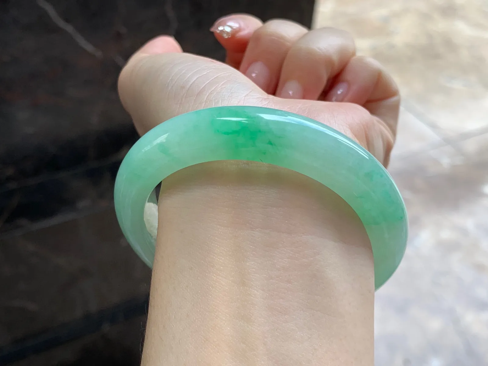 带色手镯
尺寸：56.6-12.2-10mm
肉质细腻干净～性价比高 上手漂亮气质