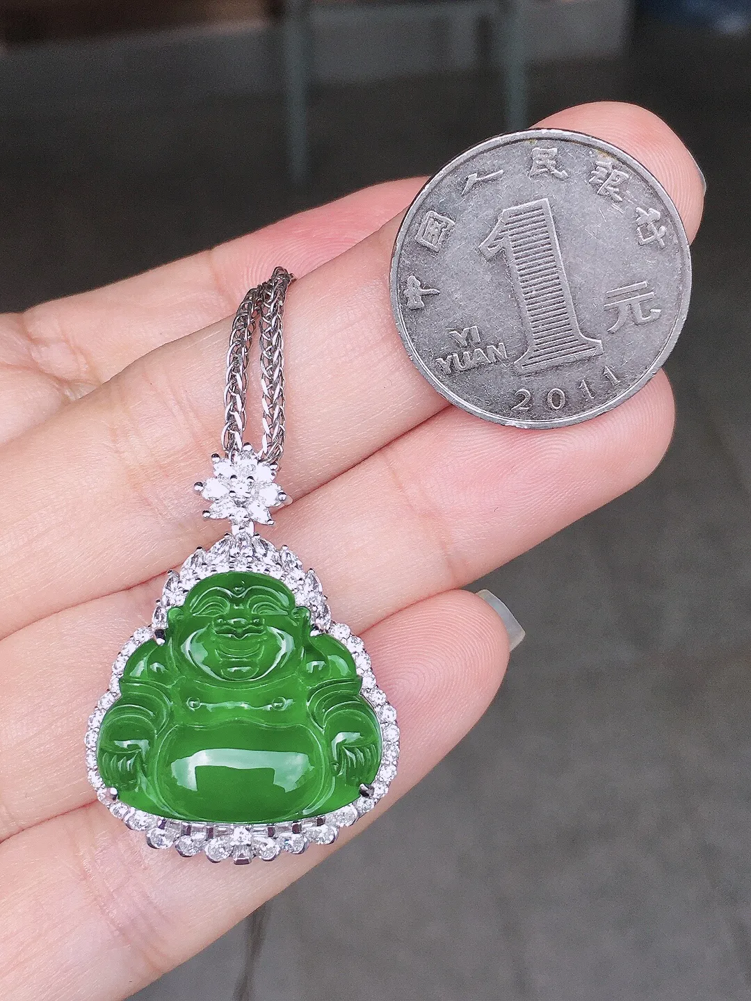 满绿佛公吊坠，色泽均匀浓郁，玉质细腻，荧光感超
强，饱满水润，气质满满。18k
金豪华镶嵌