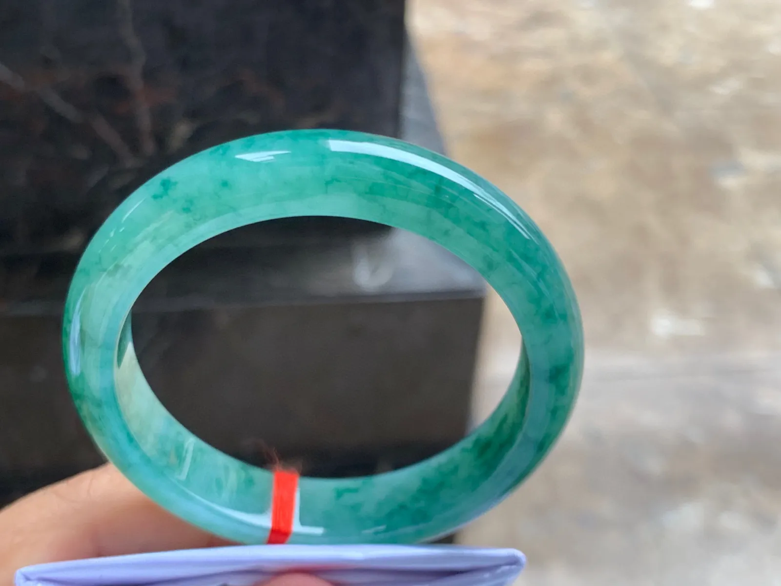 56-10mm
冰种橄榄绿圆条手镯 冰透起光 起胶的料子 颜色独特漂亮