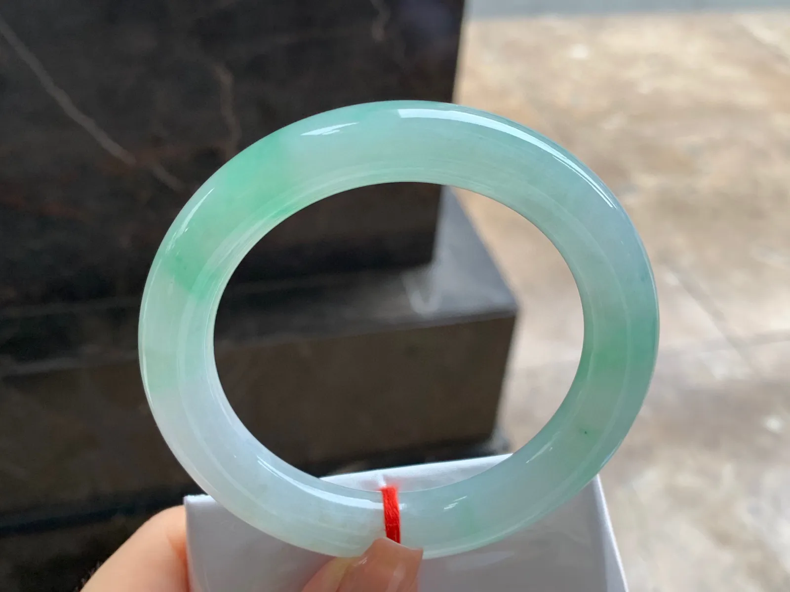 带色圆条手镯
尺寸：59.2-11.5mm
有种有色～甜甜的料子