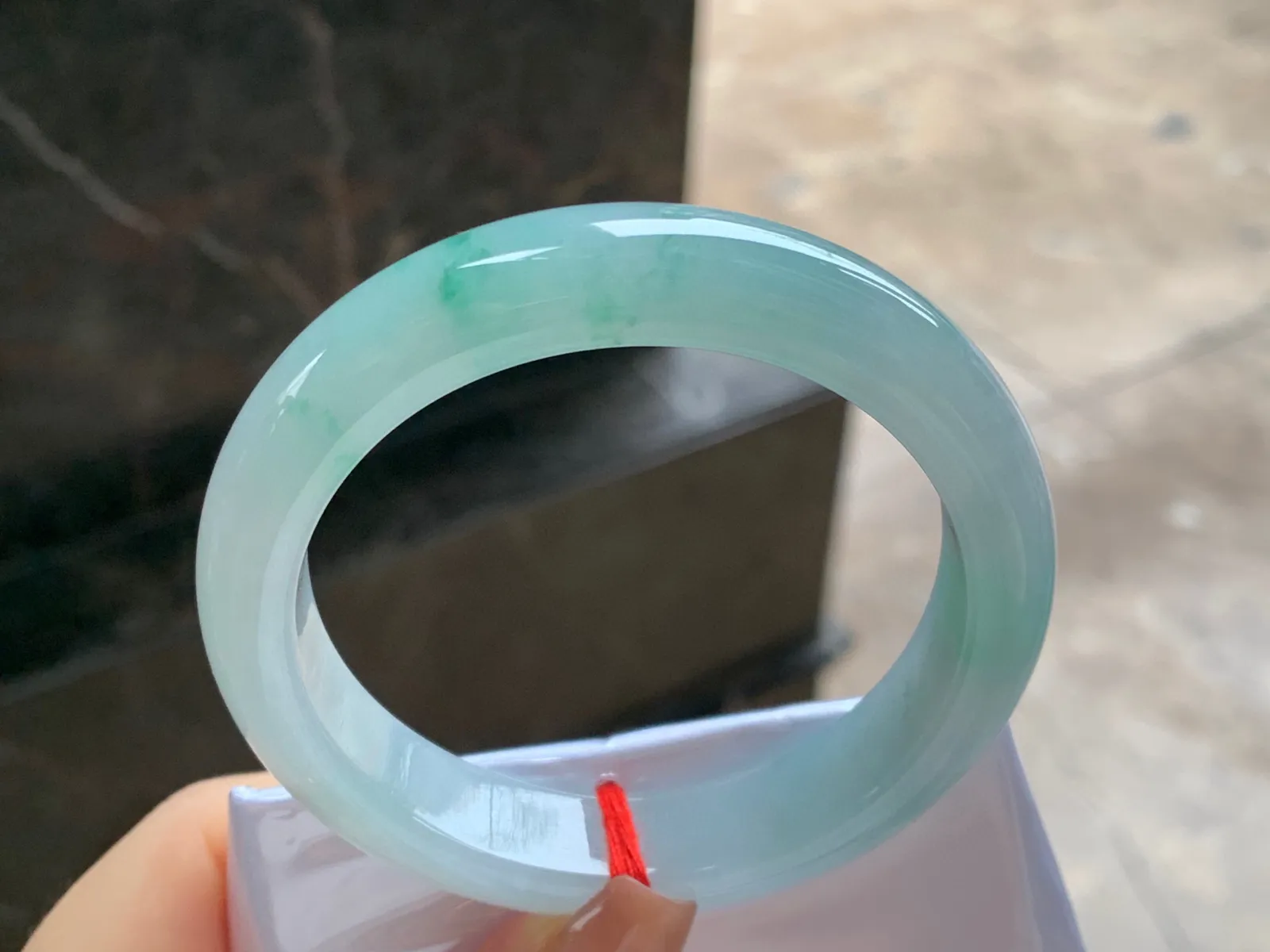 飘花手镯
尺寸：54.8-12.6-8.5mm
肉质细腻干净～水润清秀