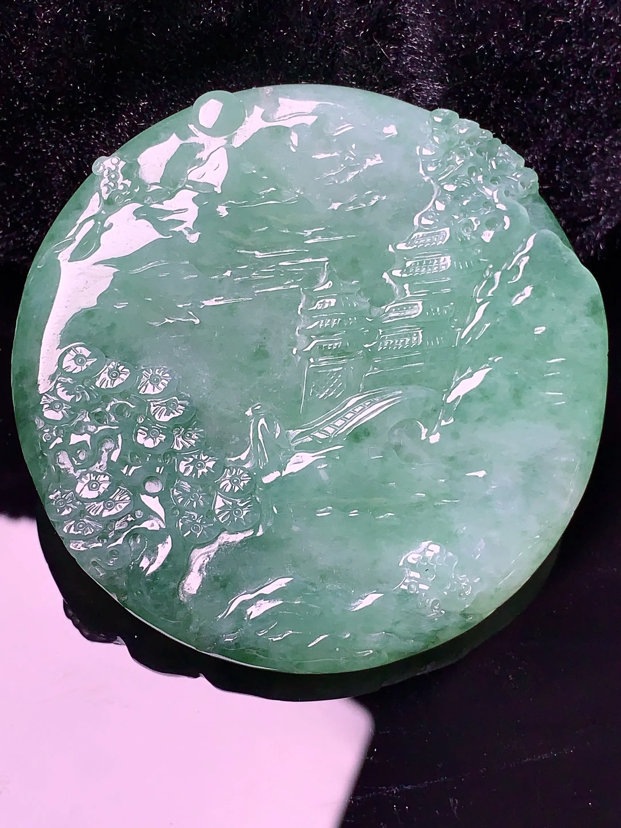 飘绿山水牌吊坠 玉质细腻 色泽艳丽 整体尺寸55*5.6