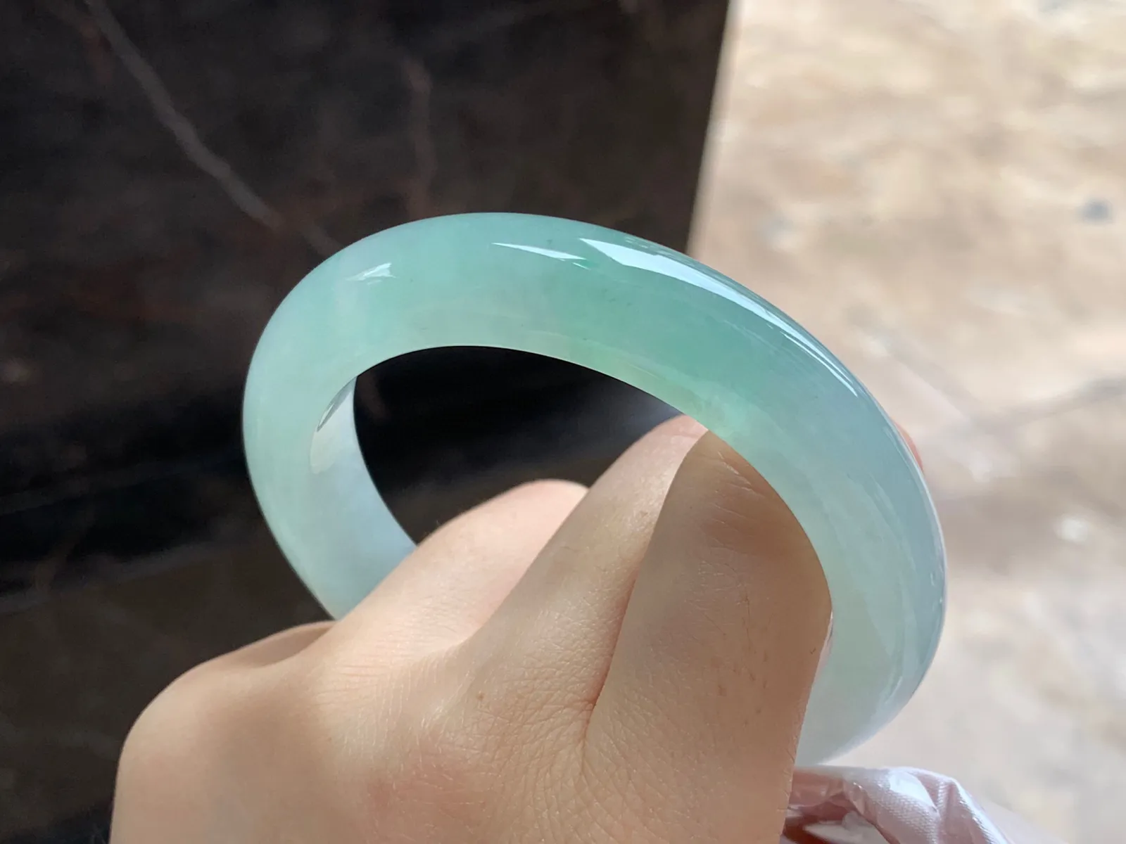 冰晴绿手镯
尺寸：55.6-12-9.5mm
种水好 条形厚实 甜甜的底色