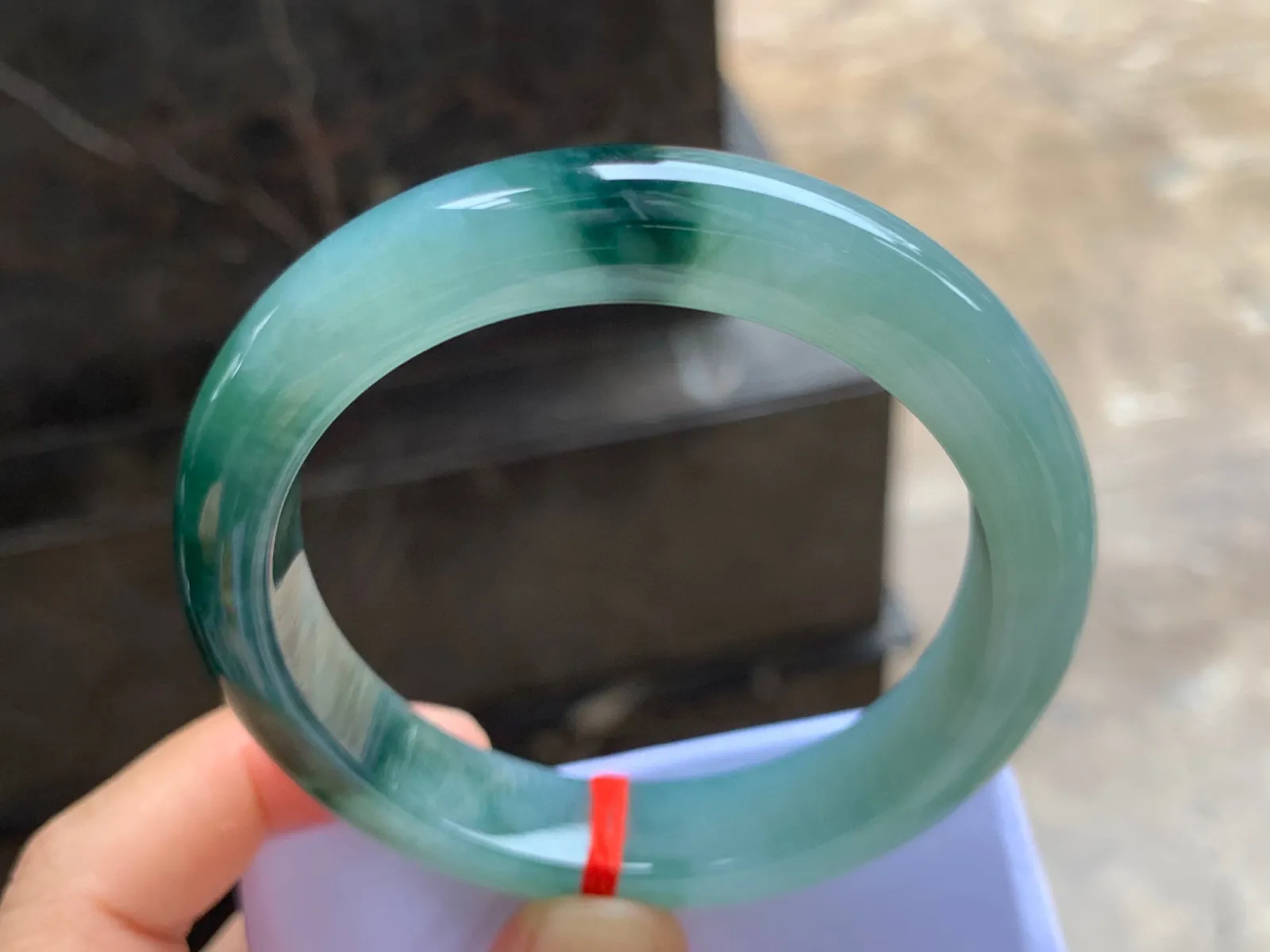 56.5-12.5-9mm
飘花手镯 底子细腻 花色浓郁
