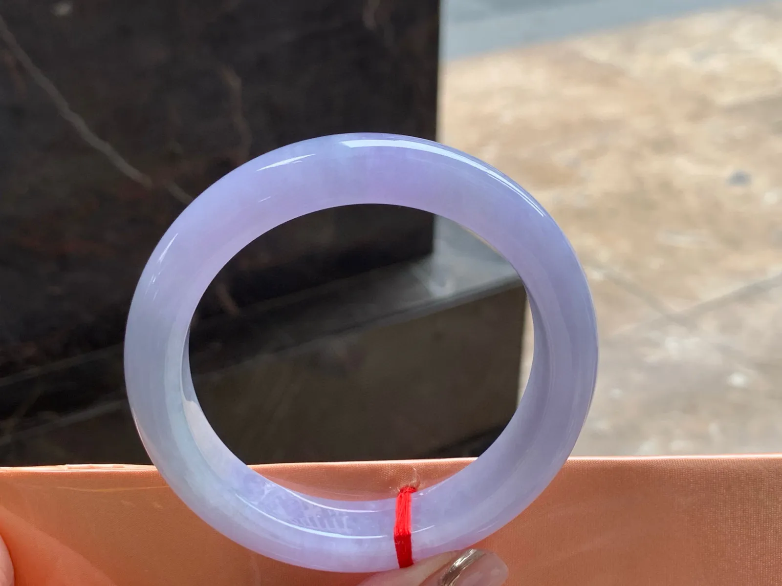 糯种春色大圈手镯
尺寸：60.3-13-10.3mm
颜色浓郁～大圈口上手漂亮