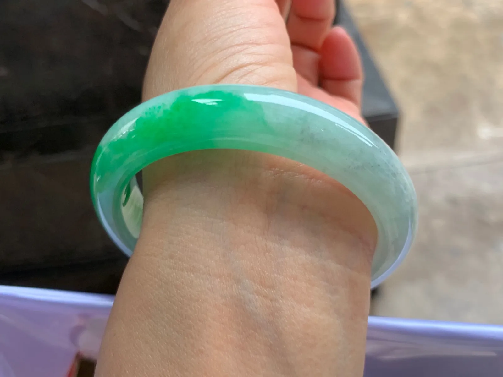 56-13-8.5mm
带色手镯 颜色辣绿 条形优秀 上手大气