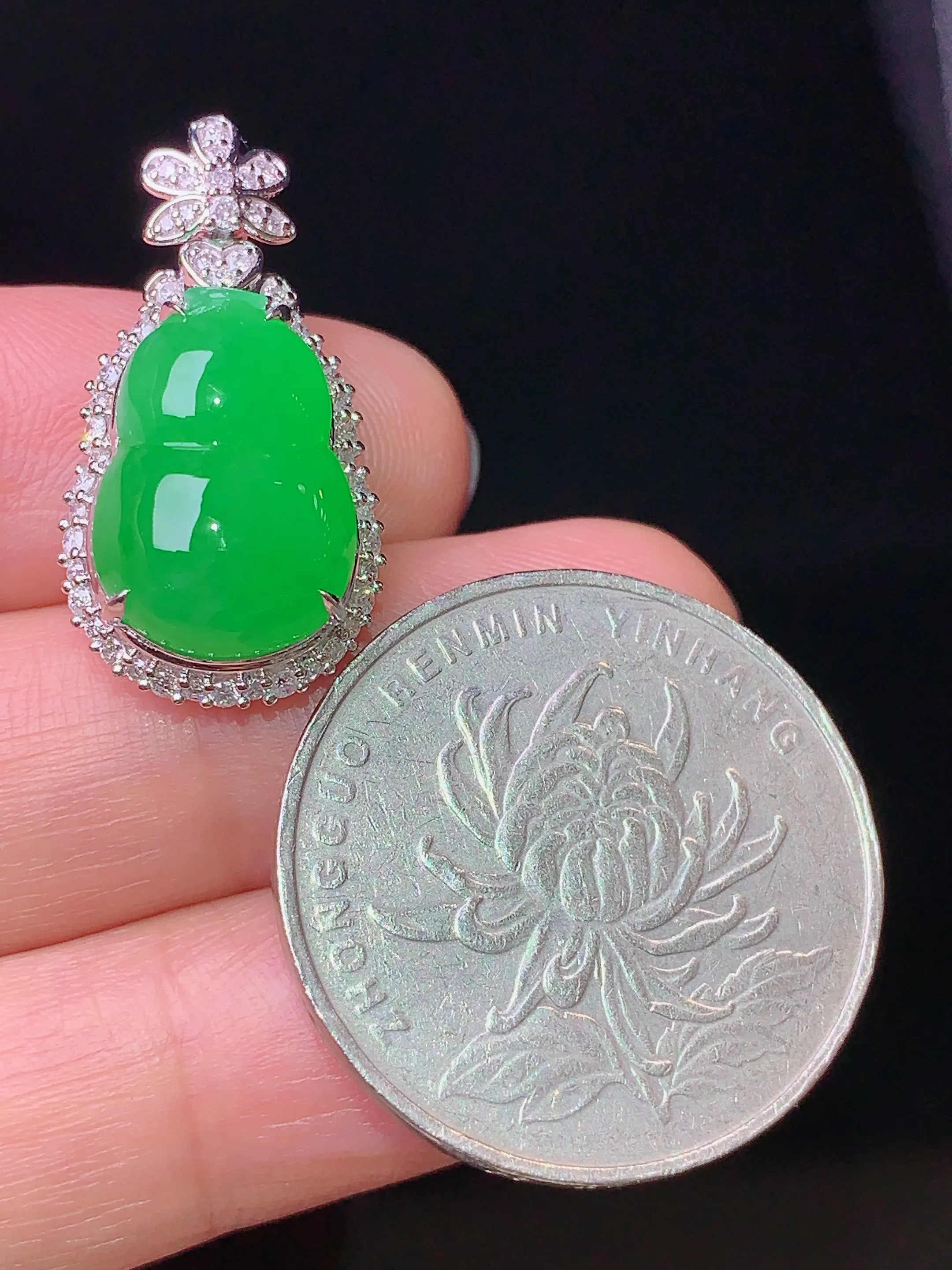 18k金钻镶嵌满绿葫芦吊坠 玉质细腻 色泽艳丽 整体尺寸25*13.1*9.3