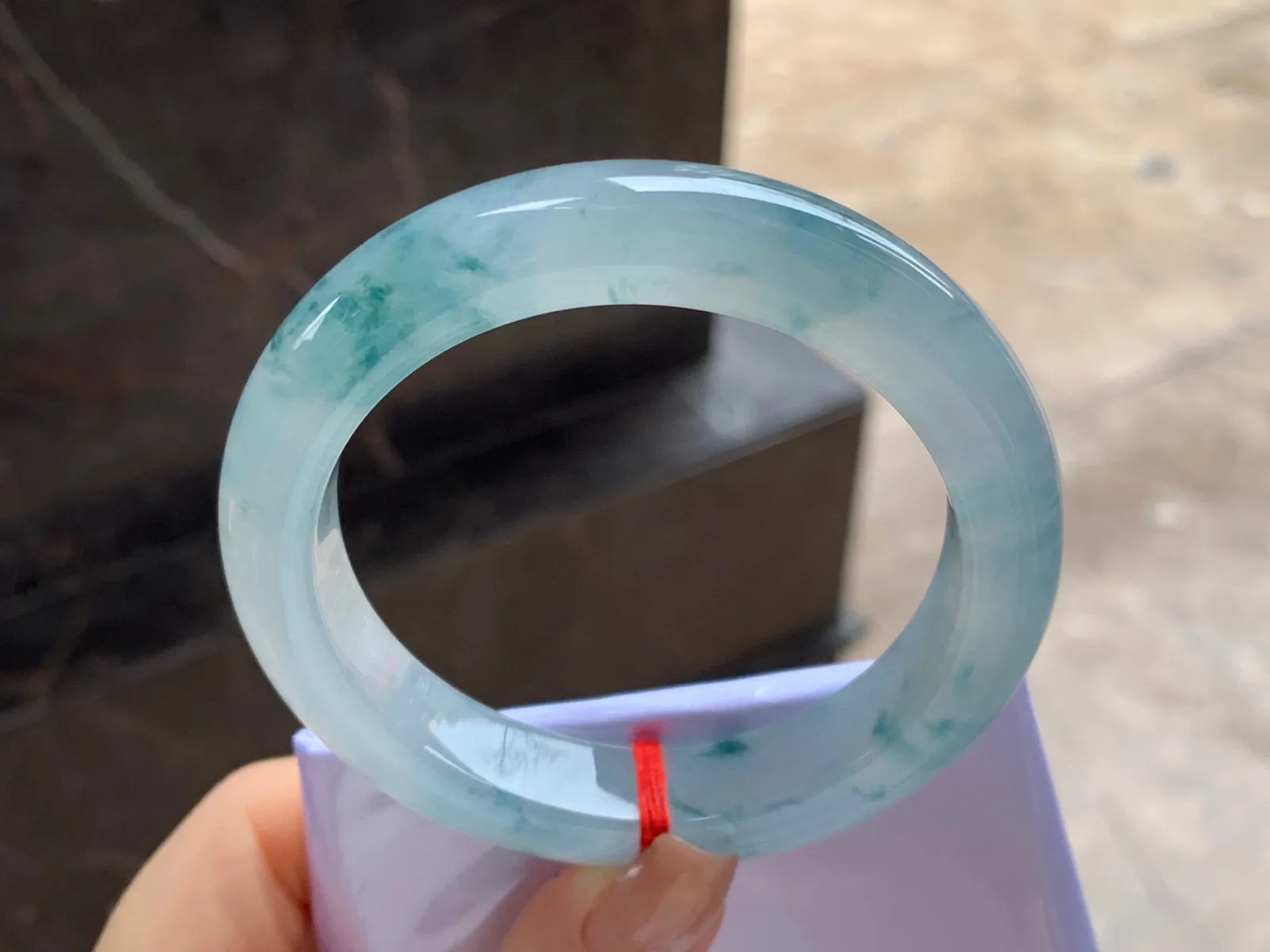 冰种飘花手镯
尺寸：56.4-12.2-9.3mm
冰味十足～飘花浓郁