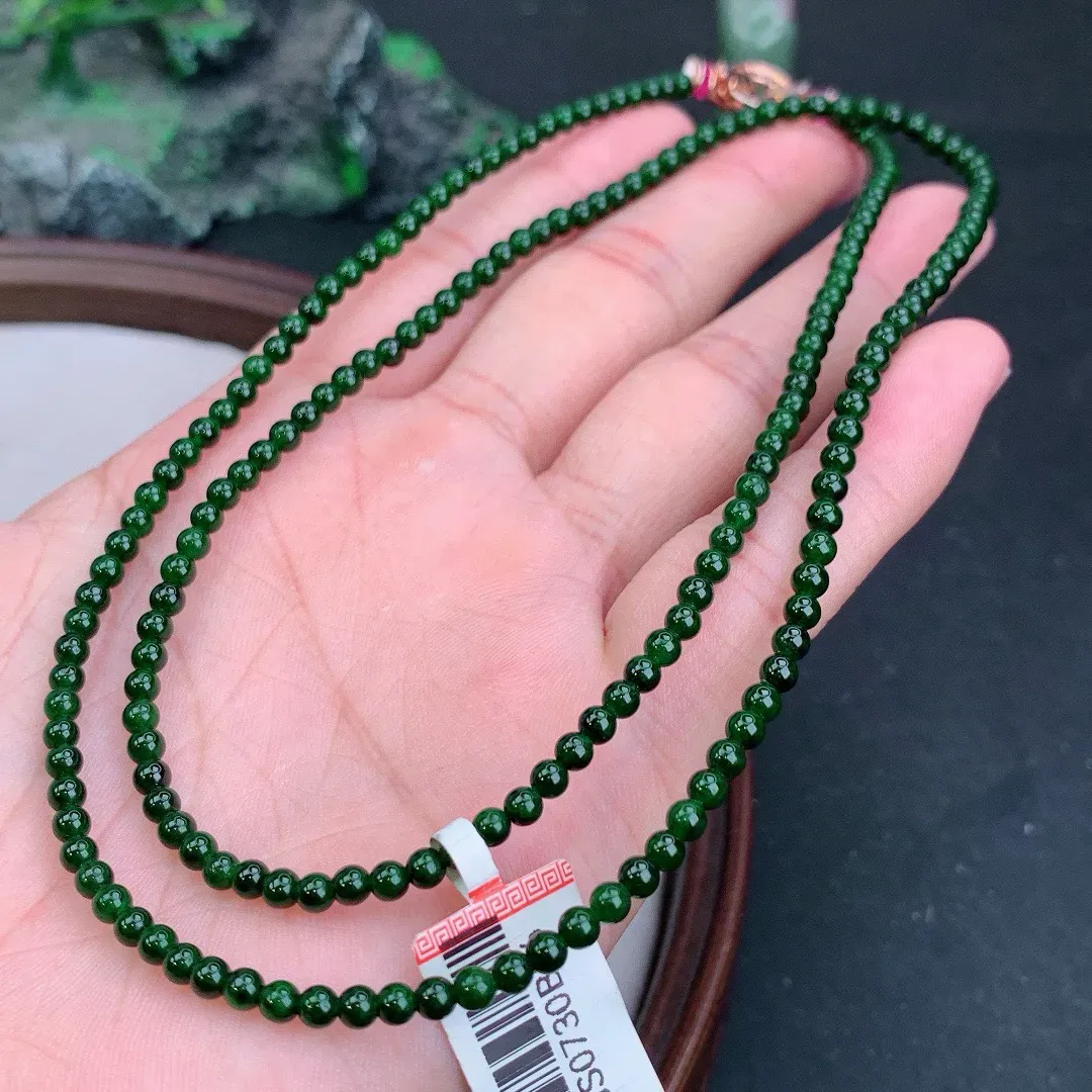 缅甸天然A货辣绿圆珠项链
尺寸3.3mm 重14.65g