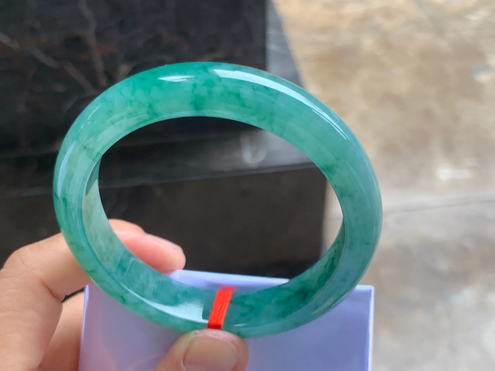 56-10mm
冰种橄榄绿圆条手镯 冰透起光 起胶的料子 颜色独特漂亮