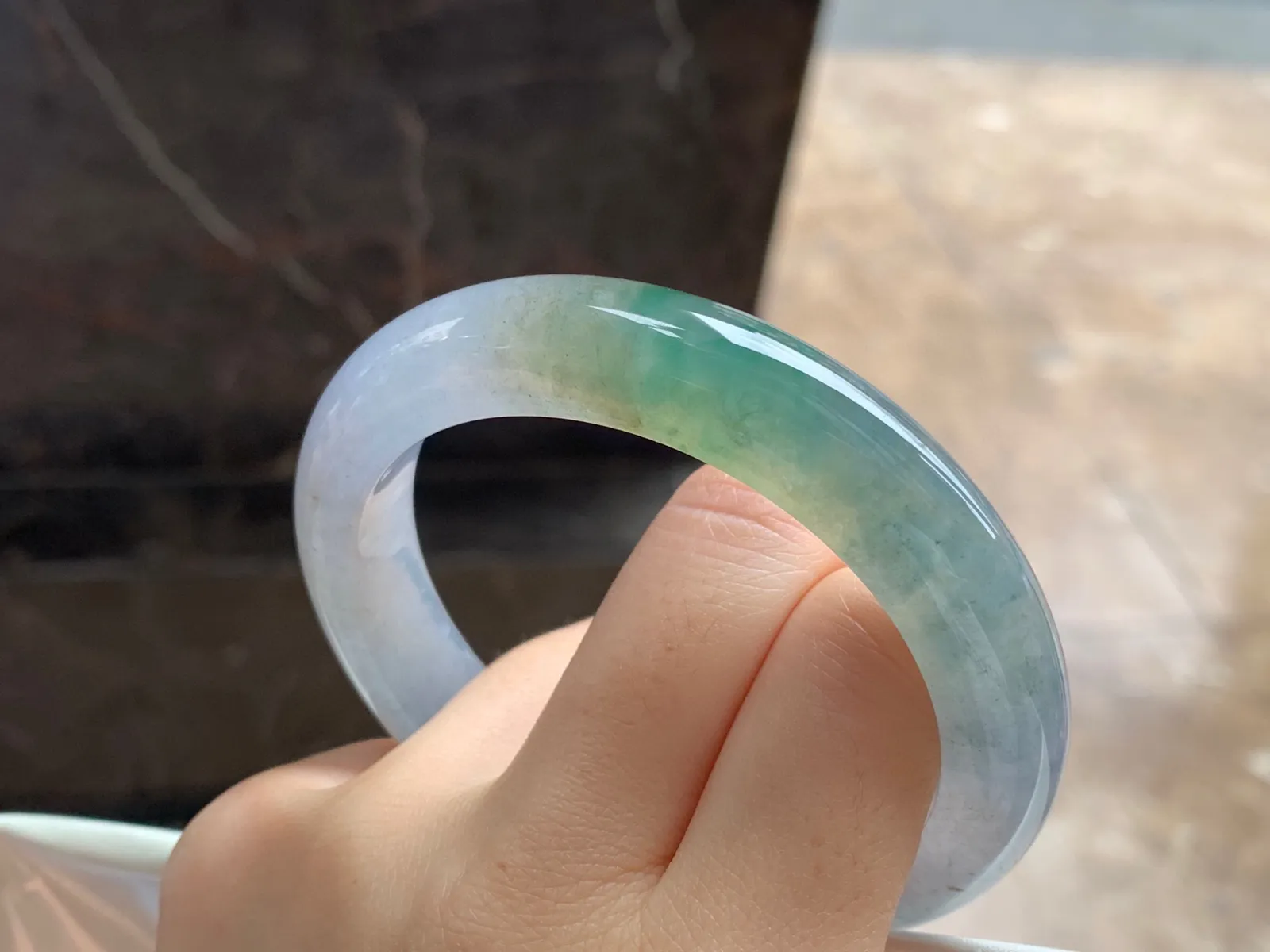 三彩特色镯
尺寸：58.2-12.2-9.5mm
水润十足～有特色的料子