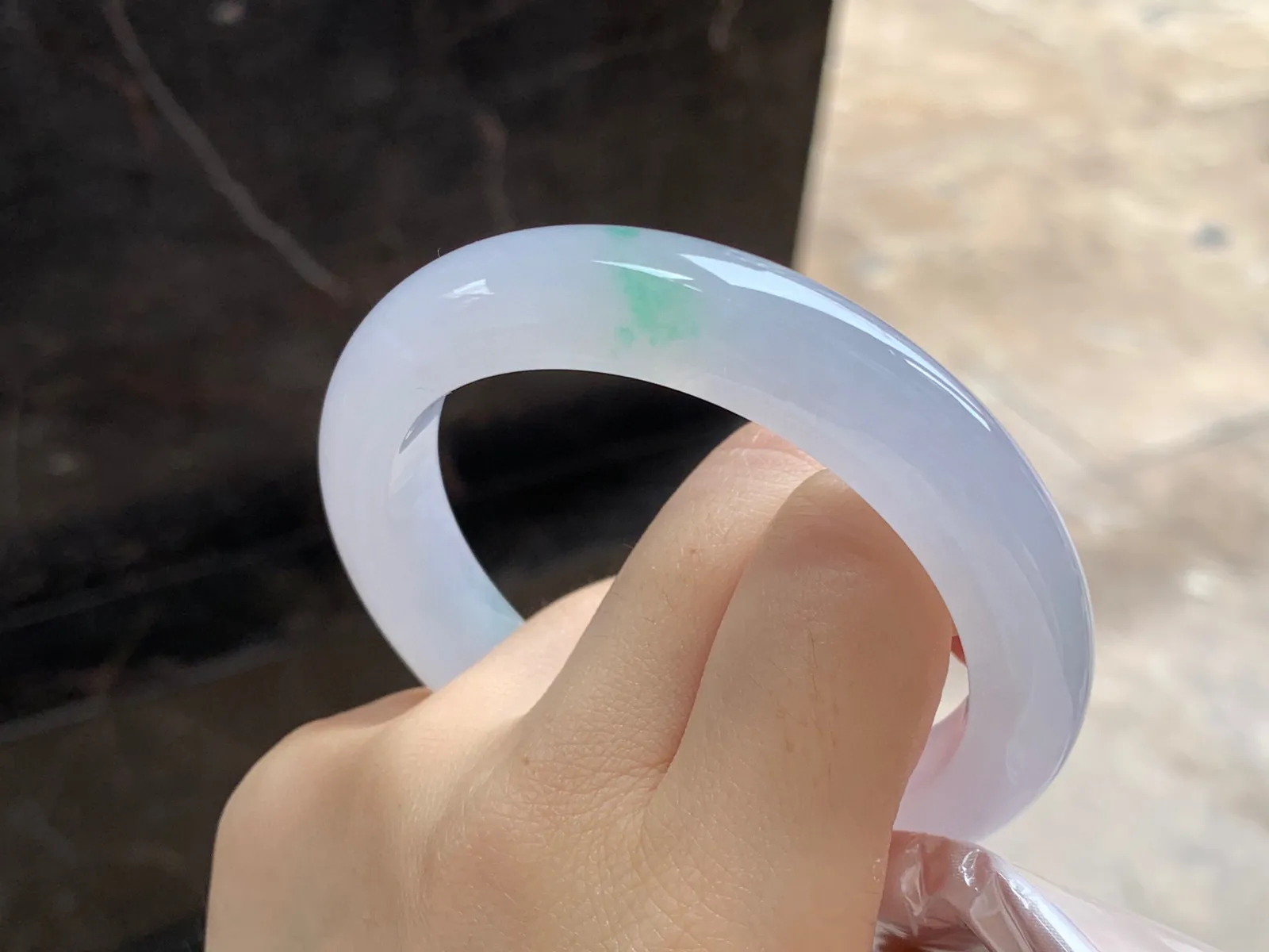 冰种春带彩手镯
尺寸：58.2-12.1-9.6mm
种水好 很美丽的料子仙仙儿的