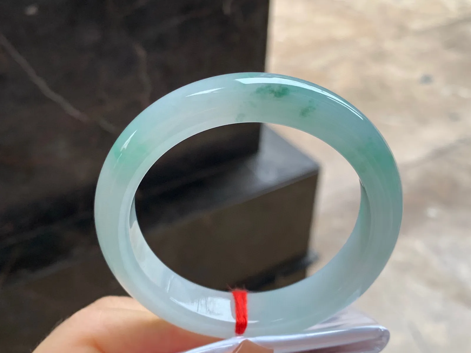 飘花手镯
尺寸：54.8-12.6-8.5mm
肉质细腻干净～水润清秀