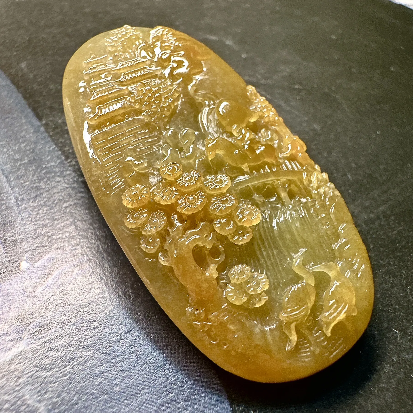 【冰糯种黄翡山水牌】特色件，质地细腻，水润感好，雕琢非常精细，背面雕刻盘龙